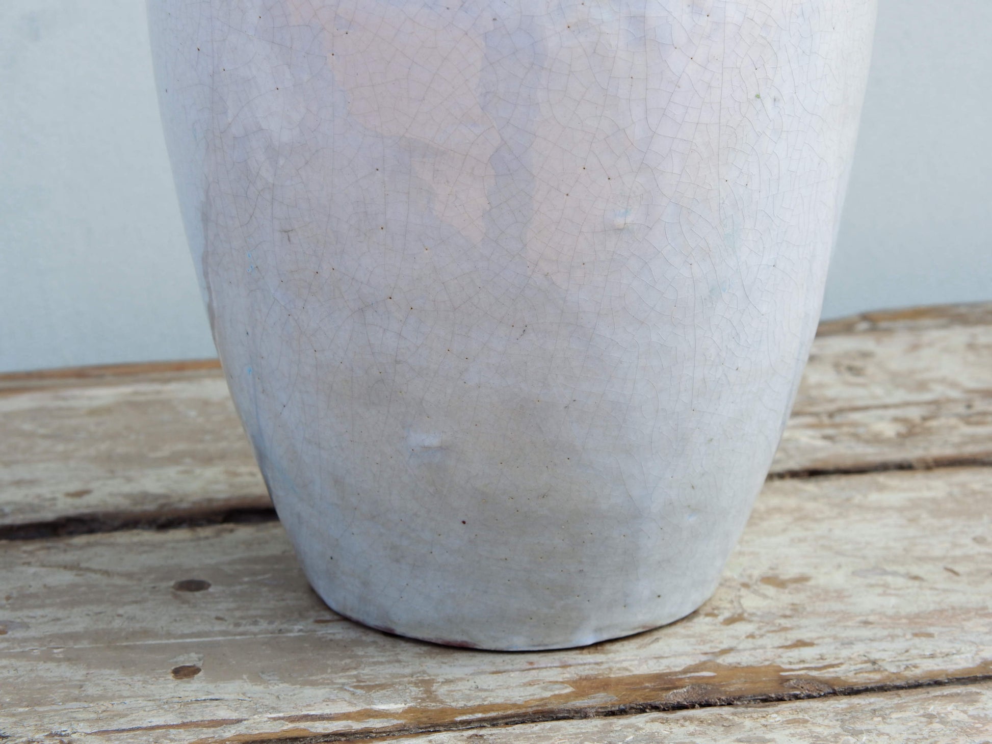 Vaso Marocco lavorato e dipinto in terracotta. La lavorazione tradizionale marocchina della terracotta prevede che venga impastata, cotta, smaltata e nuovamente cotta nel forno a legna (non nel forno a gas che rende lo smalto omogeneo e senza l'effetto delle crepe presente invece in questo vaso).   Dimensioni Diametro 20 h34cm.   per info ed ulteriori foto mail info@etniko.it watshapp 0039 3338778241 facebook / instagram / pinterest : etnikobycrosato