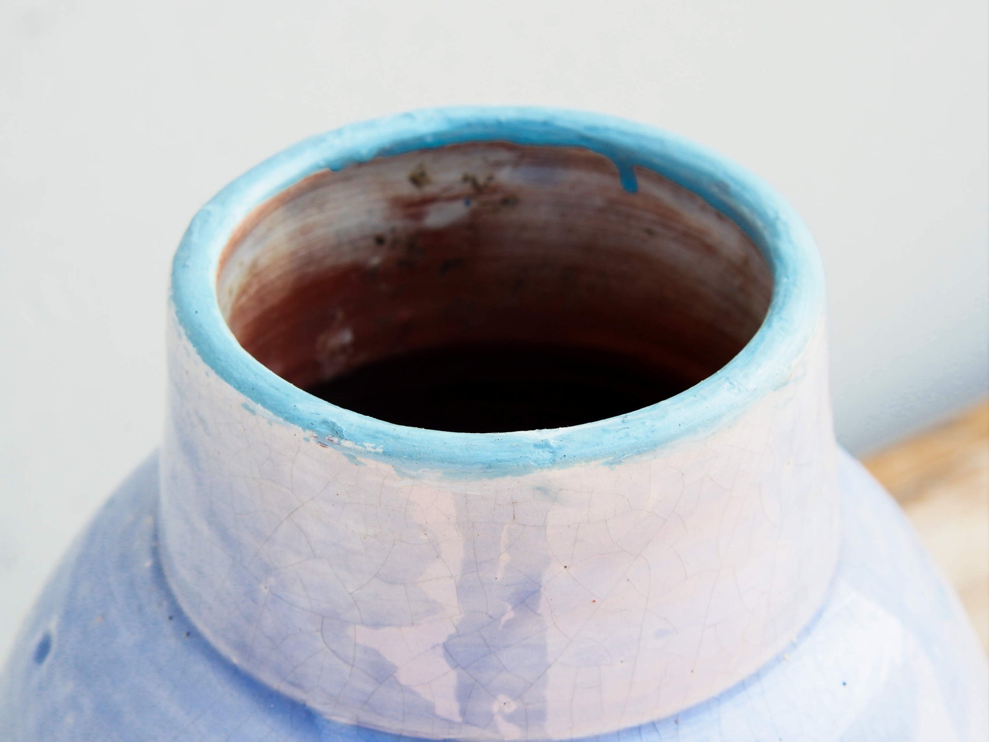 Vaso Marocco lavorato e dipinto in terracotta. La lavorazione tradizionale marocchina della terracotta prevede che venga impastata, cotta, smaltata e nuovamente cotta nel forno a legna (non nel forno a gas che rende lo smalto omogeneo e senza l'effetto delle crepe presente invece in questo vaso).   Dimensioni Diametro 20 h34cm.   per info ed ulteriori foto mail info@etniko.it watshapp 0039 3338778241 facebook / instagram / pinterest : etnikobycrosato