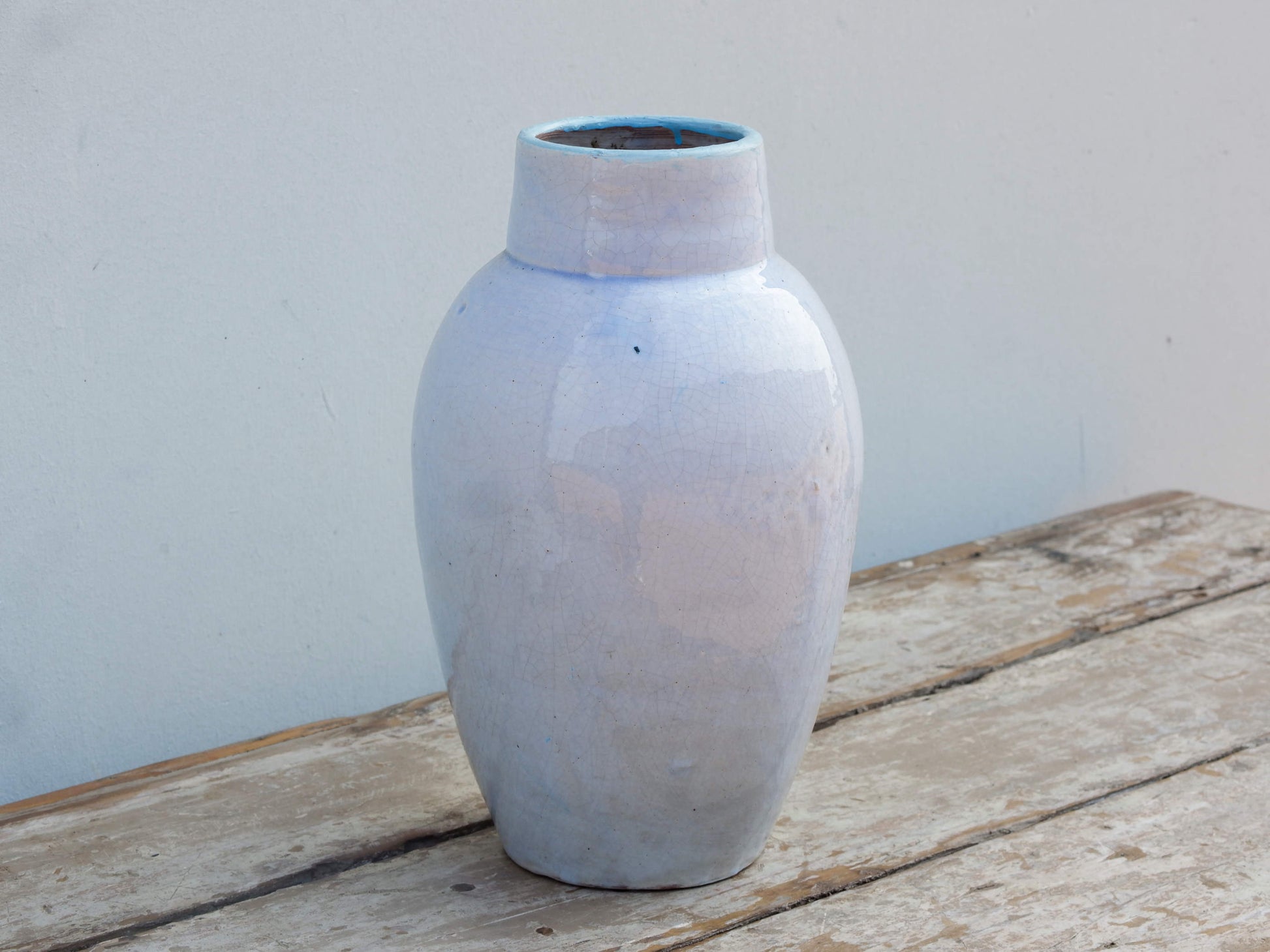 Vaso Marocco lavorato e dipinto in terracotta. La lavorazione tradizionale marocchina della terracotta prevede che venga impastata, cotta, smaltata e nuovamente cotta nel forno a legna (non nel forno a gas che rende lo smalto omogeneo e senza l'effetto delle crepe presente invece in questo vaso).   Dimensioni Diametro 20 h34cm.   per info ed ulteriori foto mail info@etniko.it watshapp 0039 3338778241 facebook / instagram / pinterest : etnikobycrosato