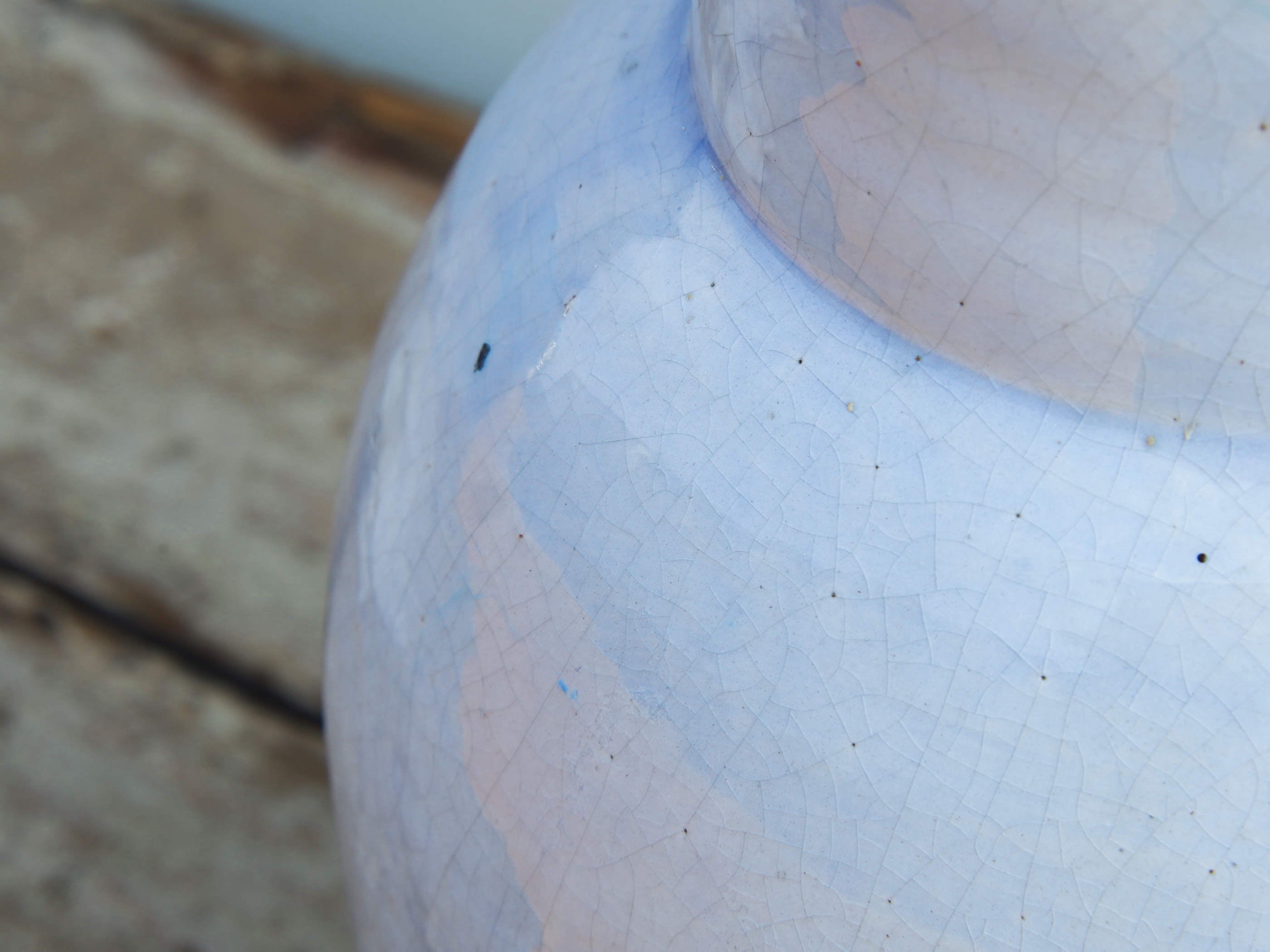 Vaso Marocco lavorato e dipinto in terracotta. La lavorazione tradizionale marocchina della terracotta prevede che venga impastata, cotta, smaltata e nuovamente cotta nel forno a legna (non nel forno a gas che rende lo smalto omogeneo e senza l'effetto delle crepe presente invece in questo vaso).   Dimensioni Diametro 20 h34cm.   per info ed ulteriori foto mail info@etniko.it watshapp 0039 3338778241 facebook / instagram / pinterest : etnikobycrosato