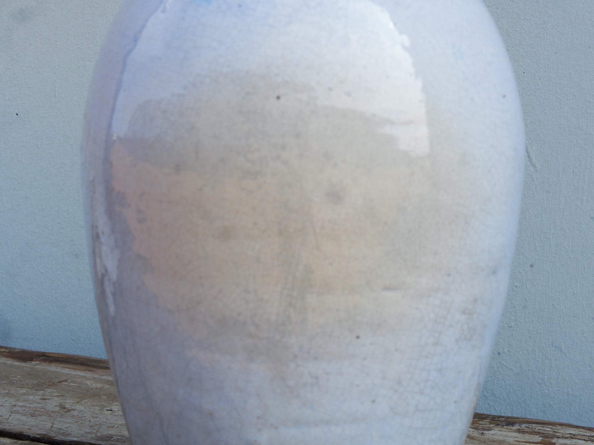Vaso Marocco lavorato e dipinto in terracotta. La lavorazione tradizionale marocchina della terracotta prevede che venga impastata, cotta, smaltata e nuovamente cotta nel forno a legna (non nel forno a gas che rende lo smalto omogeneo e senza l'effetto delle crepe presente invece in questo vaso).   Dimensioni Diametro 20 h34cm.   per info ed ulteriori foto mail info@etniko.it watshapp 0039 3338778241 facebook / instagram / pinterest : etnikobycrosato