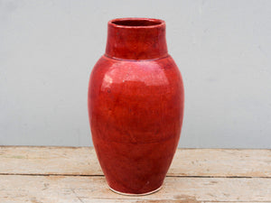 Vaso Marocco lavorato e dipinto in terracotta. La lavorazione tradizionale marocchina della terracotta prevede che venga impastata, cotta, smaltata e nuovamente cotta nel forno a legna (non nel forno a gas che rende lo smalto omogeneo e senza l'effetto delle crepe presente invece in questo vaso).  Dimensioni Diametro 16 h 30cm  per info ed ulteriori foto mail info@etniko.it watshapp 0039 3338778241 facebook / instagram / pinterest : etnikobycrosato
