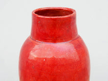 Carica l&#39;immagine nel visualizzatore di Gallery, Vaso Marocco lavorato e dipinto in terracotta. La lavorazione tradizionale marocchina della terracotta prevede che venga impastata, cotta, smaltata e nuovamente cotta nel forno a legna (non nel forno a gas che rende lo smalto omogeneo e senza l&#39;effetto delle crepe presente invece in questo vaso).  Dimensioni Diametro 16 h 30cm  per info ed ulteriori foto mail info@etniko.it watshapp 0039 3338778241 facebook / instagram / pinterest : etnikobycrosato
