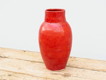 Carica l&#39;immagine nel visualizzatore di Gallery, Vaso Marocco lavorato e dipinto in terracotta. La lavorazione tradizionale marocchina della terracotta prevede che venga impastata, cotta, smaltata e nuovamente cotta nel forno a legna (non nel forno a gas che rende lo smalto omogeneo e senza l&#39;effetto delle crepe presente invece in questo vaso).  Dimensioni Diametro 16 h 30cm  per info ed ulteriori foto mail info@etniko.it watshapp 0039 3338778241 facebook / instagram / pinterest : etnikobycrosato