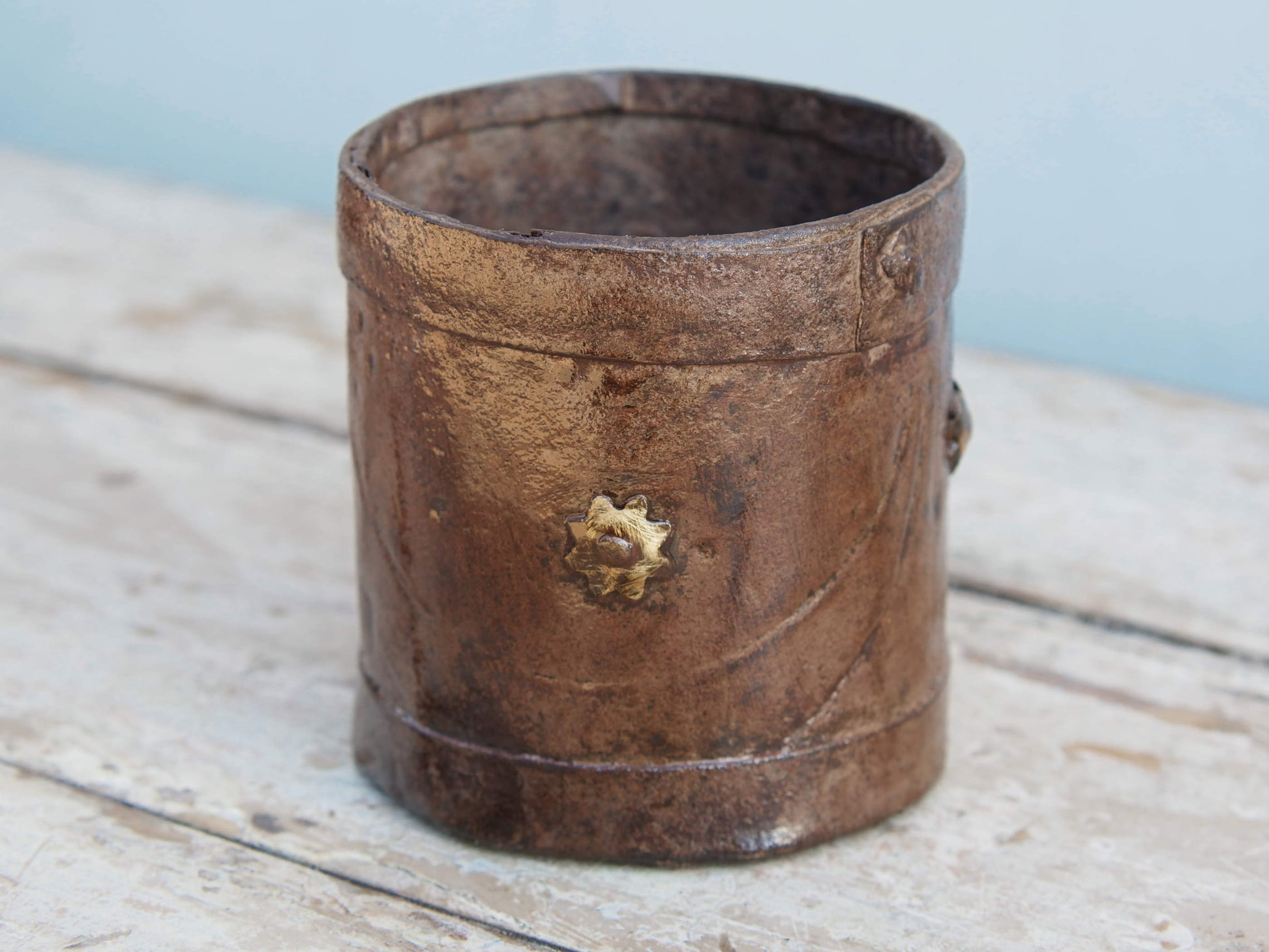 Vaso Indiano in metallo. Dimensioni diametro 10 h 10cm.