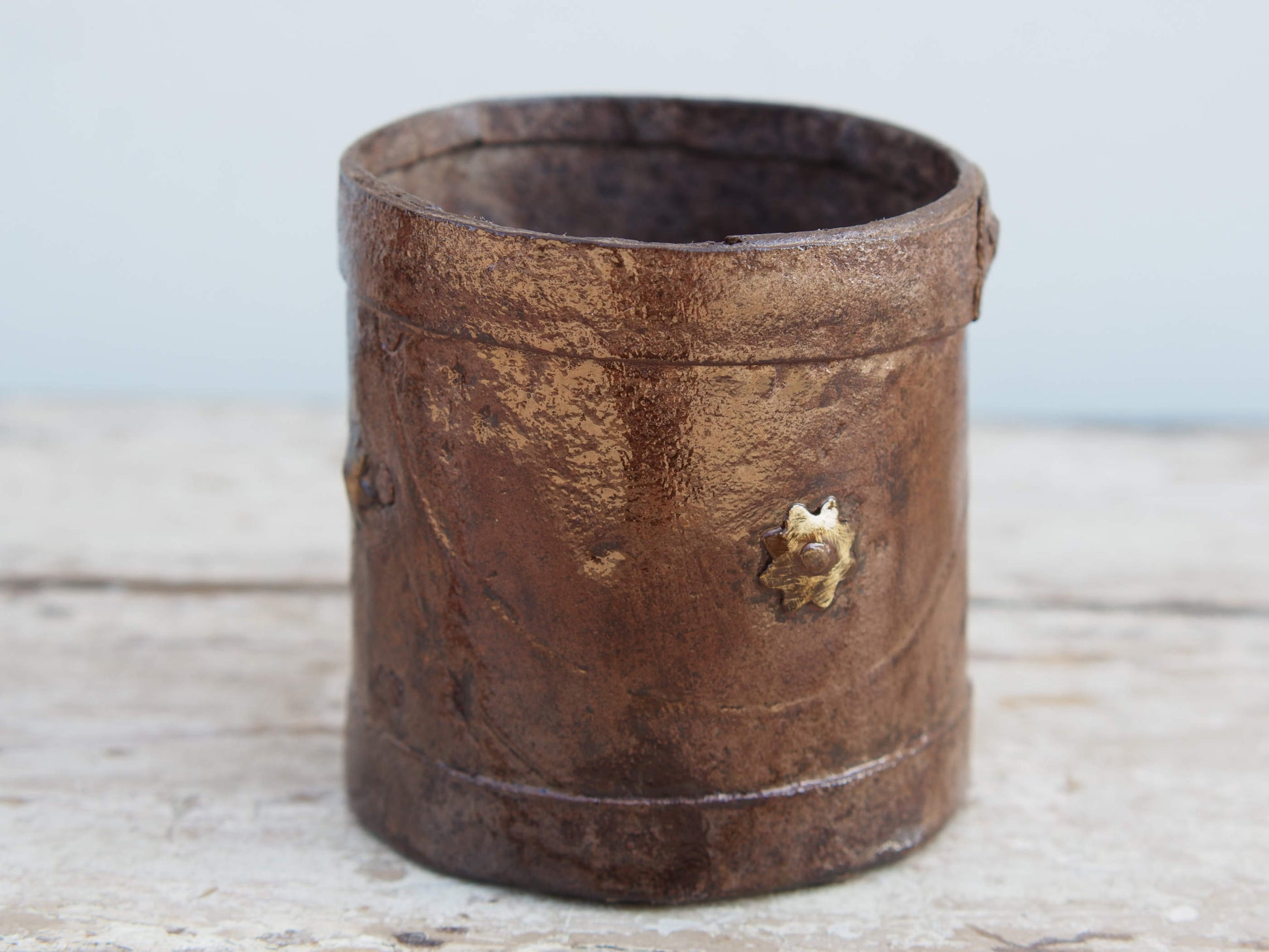 Vaso Indiano in metallo. Dimensioni diametro 10 h 10cm.