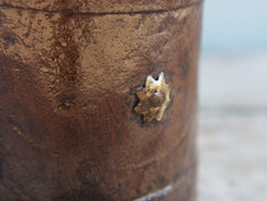 Vaso Indiano in metallo. Dimensioni diametro 10 h 10cm.