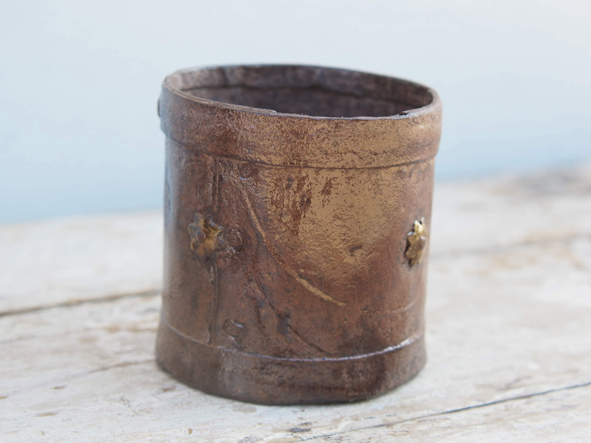 Vaso Indiano in metallo. Dimensioni diametro 10 h 10cm.