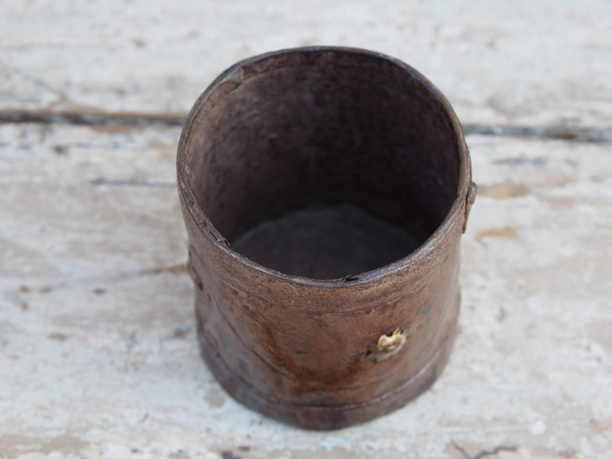 Vaso Indiano in metallo. Dimensioni diametro 10 h 10cm.