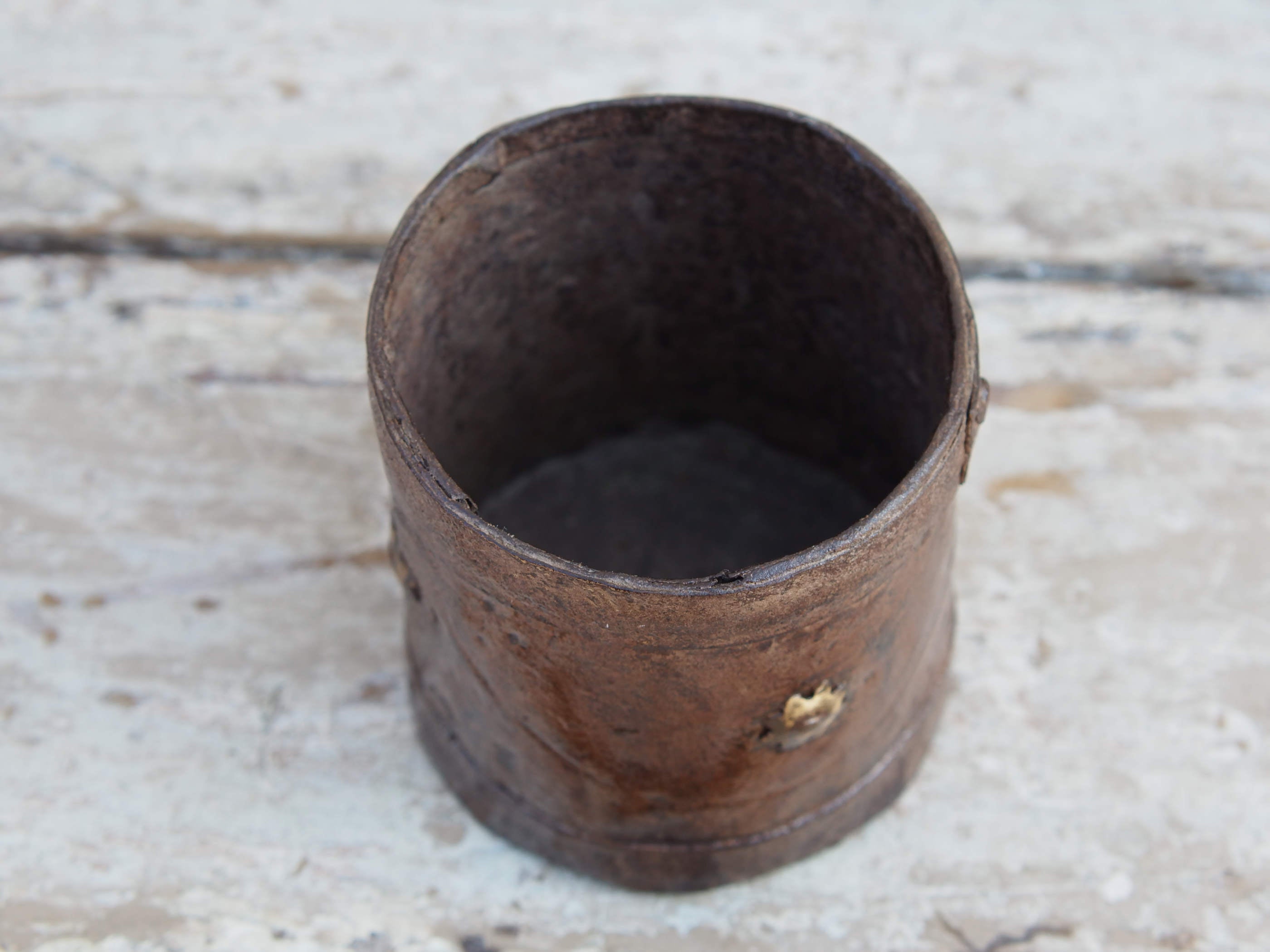 Vaso Indiano in metallo. Dimensioni diametro 10 h 10cm.