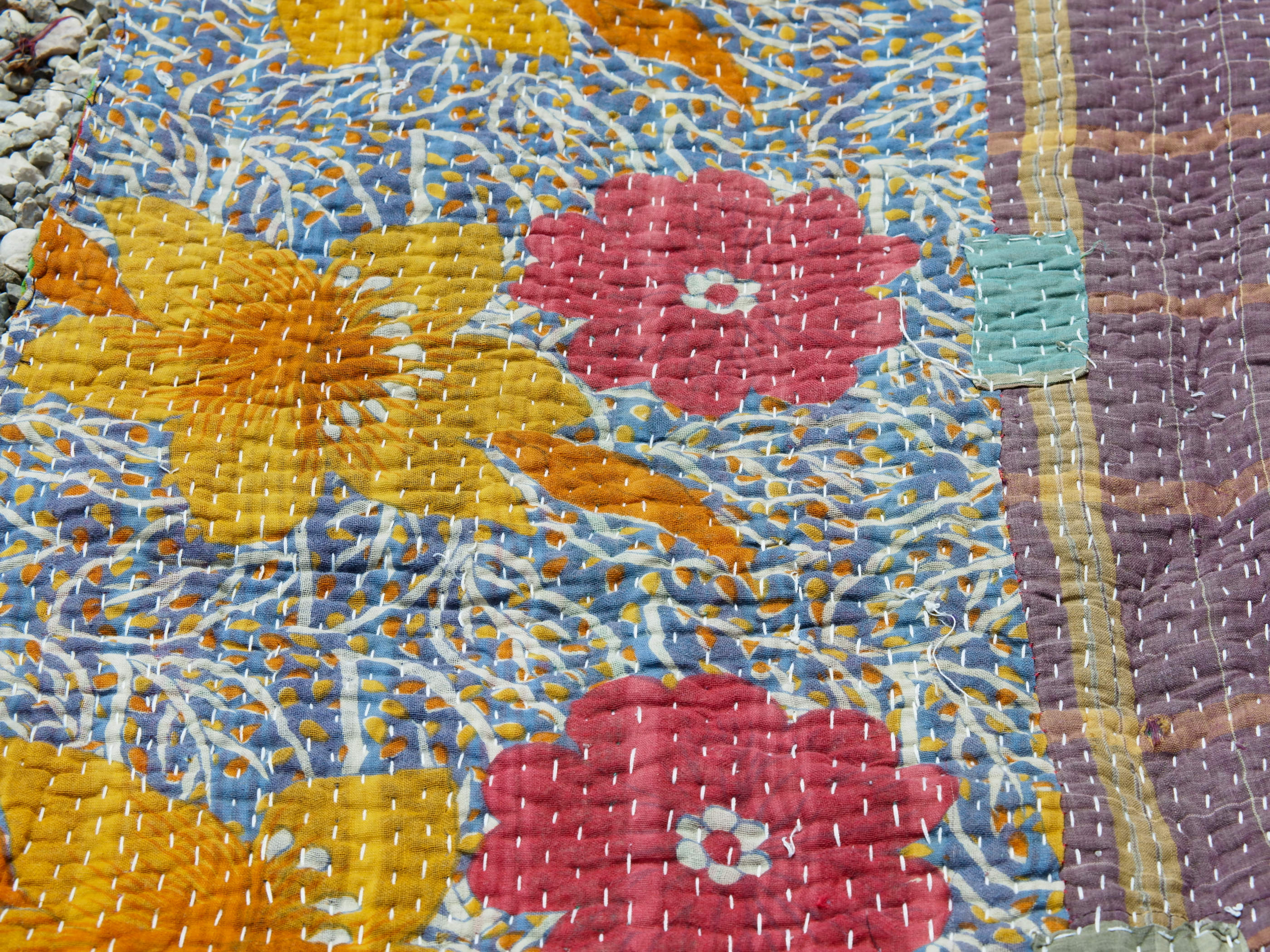 Tessuto vecchio Indiano lavorato a patchwork, stampato e ricamato in cotone doppio strato double face. Pezzo unico, Molto Colorato e Decorativo, può essere impiegato come copridivano, copriletto o tessuto da appendere a parete. Dimensioni 120x200cm     disponibili vari colori e dimensioni contattare per info watshapp 0039 3338778241 mail info@etniko.it fb/ig "etniko by crosato"