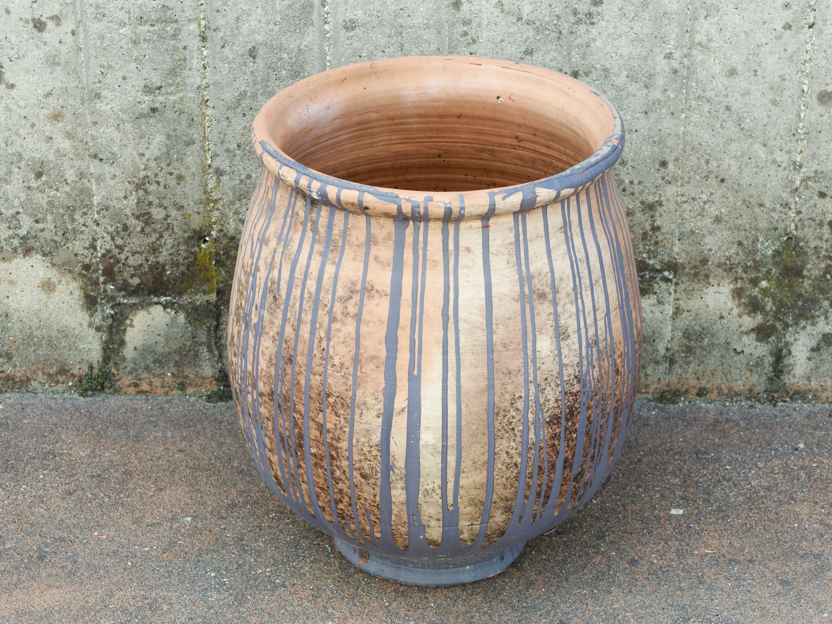 vaso marocchino in terracotta dipinto lavorata a mano. lavorazione tipica di Fez, cotte a legna e non a gas. la cottura a legna, più lenta e di origine tribale, dona allo smalto ed al colore della terracotta varie variazioni di colore rendendo ogni pezzo un vero e proprio pezzo unico, diversamente dalla cottura a gas che rende la colorazione omogenea.   dimensioni diametro 36 h 45 cm 
