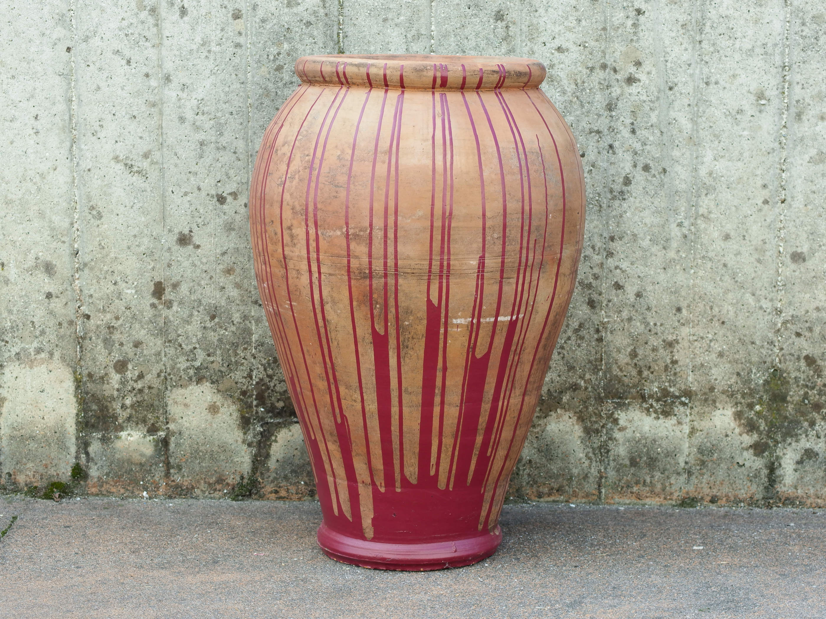 vaso marocchino in terracotta dipinto lavorata a mano. lavorazione tipica di Fez, cotte a legna e non a gas. la cottura a legna, più lenta e di origine tribale, dona allo smalto ed al colore della terracotta varie variazioni di colore rendendo ogni pezzo un vero e proprio pezzo unico, diversamente dalla cottura a gas che rende la colorazione omogenea.  dimensioni diametro 37 h 65 cm 
