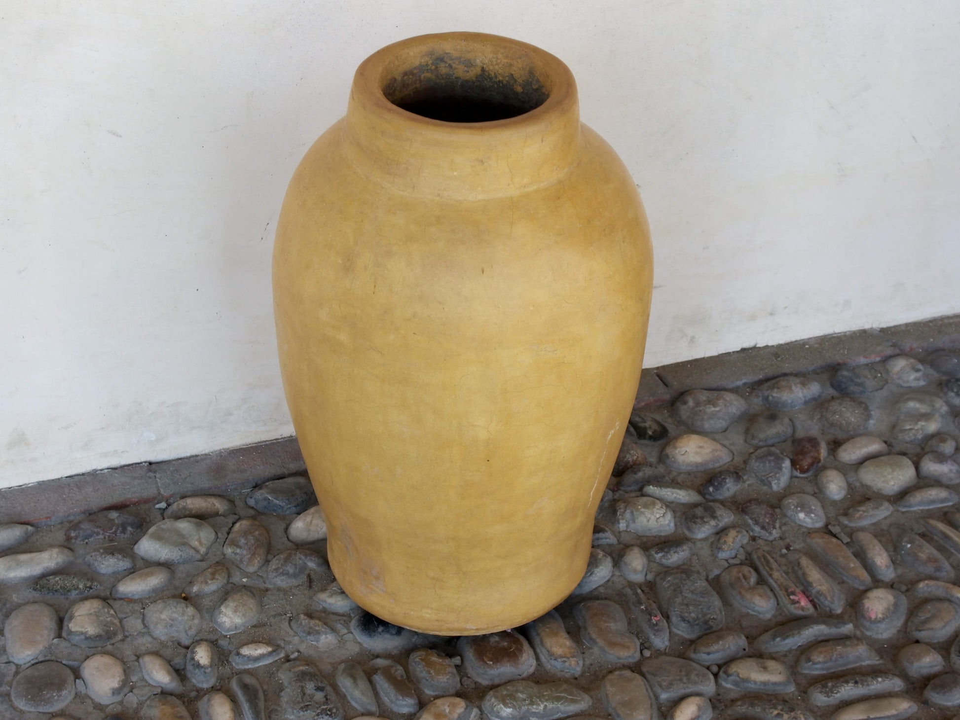 Vaso tadelakt, un intonaco di origine marocchina tipico della città di Marrakech, un metodo completamente ecologico basato sull'utilizzo di calce idrata, sapone nero, pigmenti naturali e cere. Dimensioni Diametro 27 h47cm.   per info ed ulteriori foto info@etniko.it facebook / instagram / pinterest : etnikobycrosato 0039 3338778241