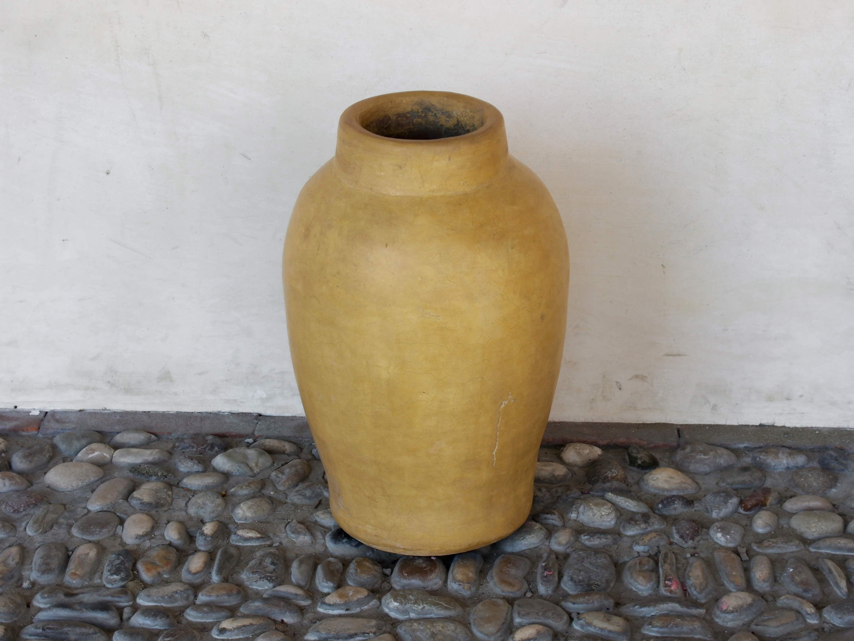 Vaso tadelakt, un intonaco di origine marocchina tipico della città di Marrakech, un metodo completamente ecologico basato sull'utilizzo di calce idrata, sapone nero, pigmenti naturali e cere. Dimensioni Diametro 27 h47cm.   per info ed ulteriori foto info@etniko.it facebook / instagram / pinterest : etnikobycrosato 0039 3338778241