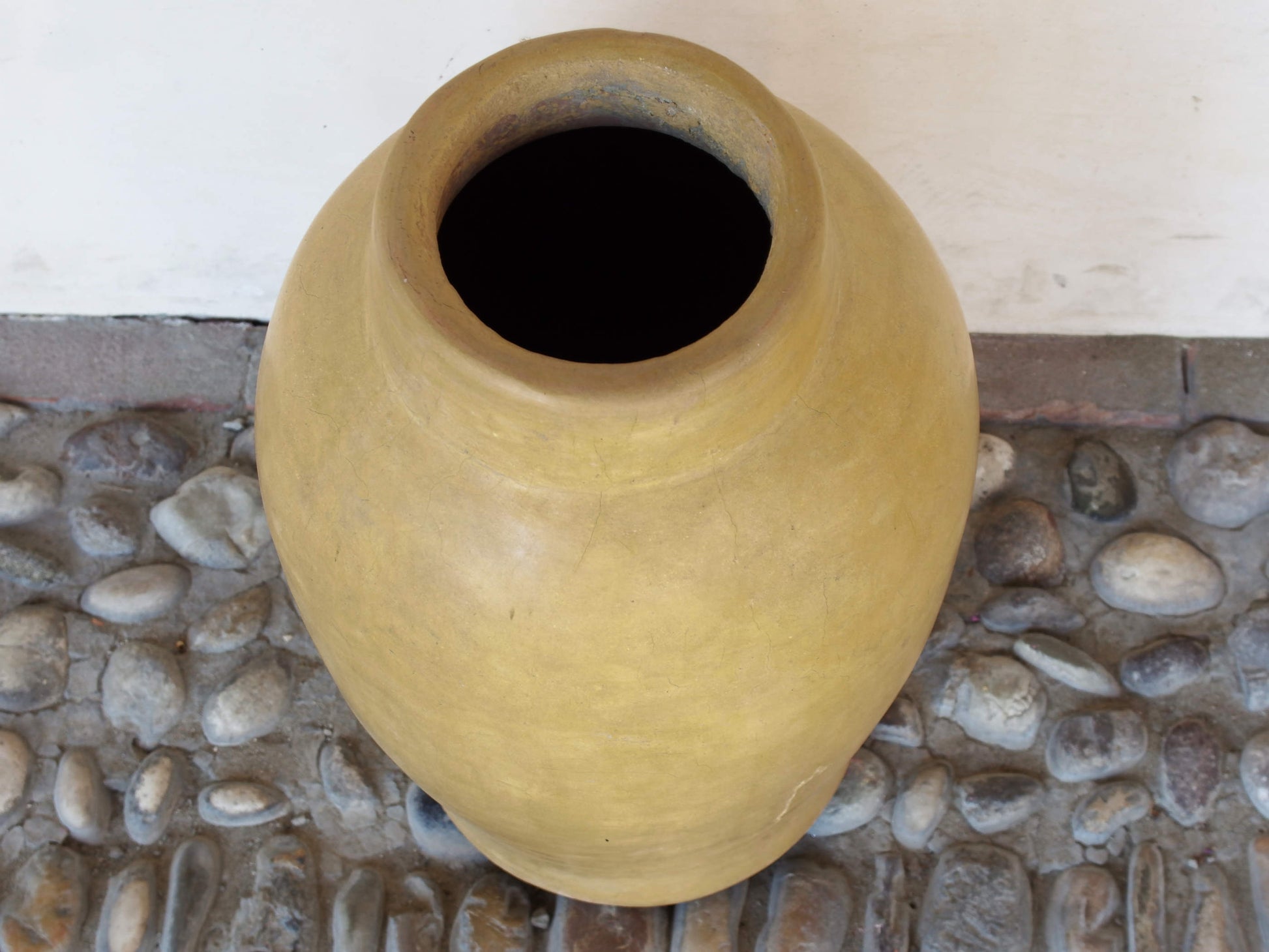Vaso tadelakt, un intonaco di origine marocchina tipico della città di Marrakech, un metodo completamente ecologico basato sull'utilizzo di calce idrata, sapone nero, pigmenti naturali e cere. Dimensioni Diametro 27 h47cm.   per info ed ulteriori foto info@etniko.it facebook / instagram / pinterest : etnikobycrosato 0039 3338778241