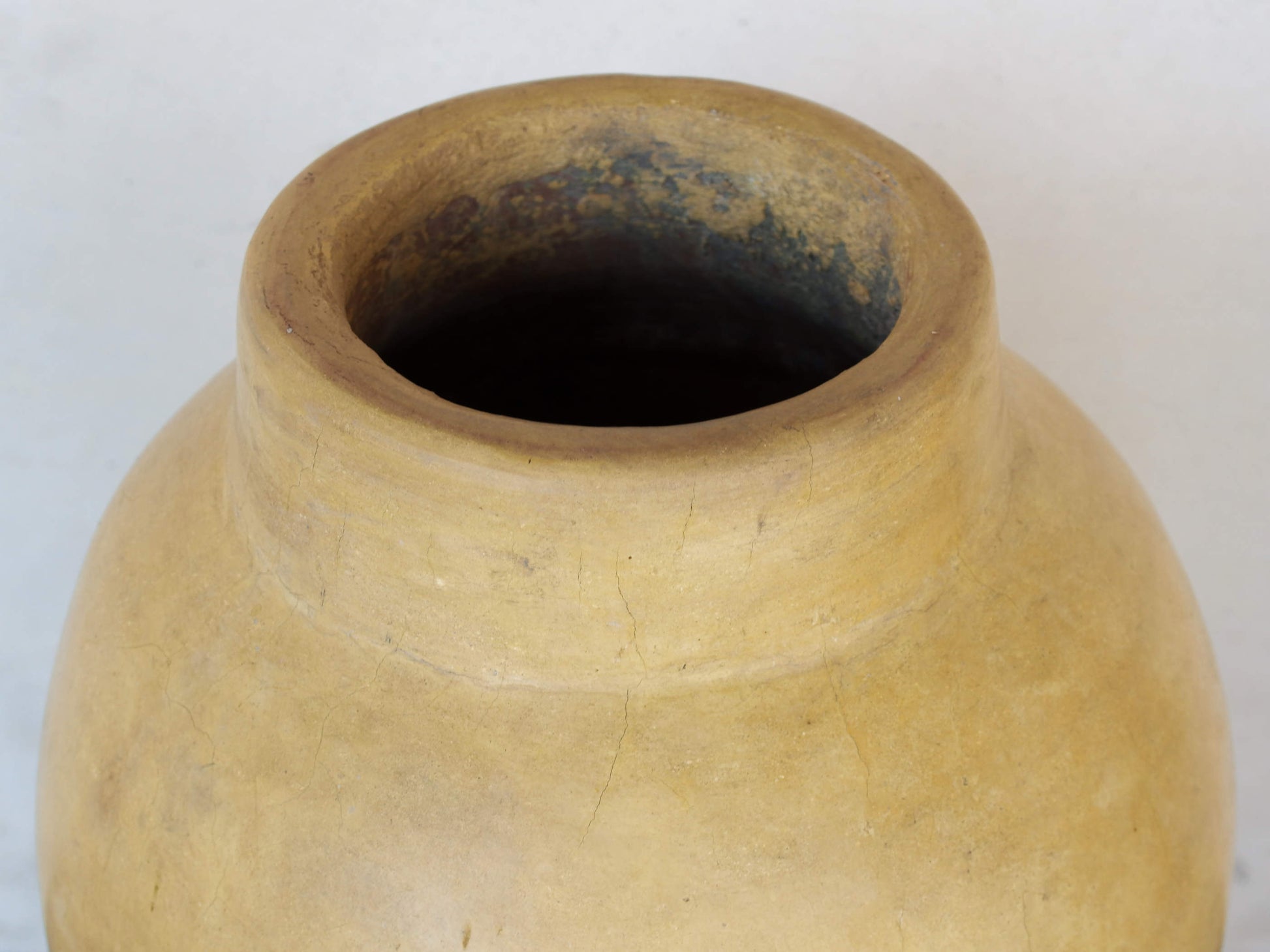 Vaso tadelakt, un intonaco di origine marocchina tipico della città di Marrakech, un metodo completamente ecologico basato sull'utilizzo di calce idrata, sapone nero, pigmenti naturali e cere. Dimensioni Diametro 27 h47cm.   per info ed ulteriori foto info@etniko.it facebook / instagram / pinterest : etnikobycrosato 0039 3338778241