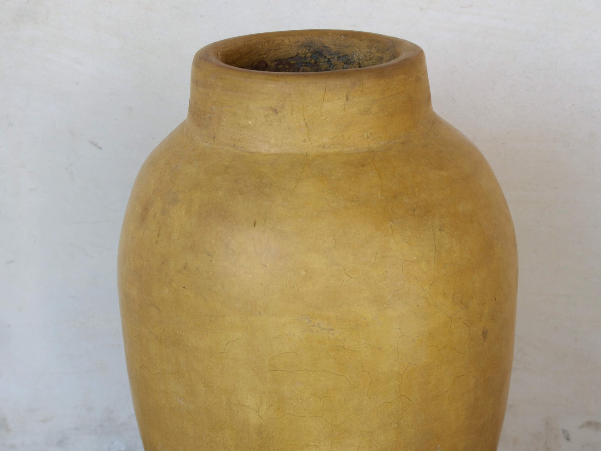 Vaso tadelakt, un intonaco di origine marocchina tipico della città di Marrakech, un metodo completamente ecologico basato sull'utilizzo di calce idrata, sapone nero, pigmenti naturali e cere. Dimensioni Diametro 27 h47cm.   per info ed ulteriori foto info@etniko.it facebook / instagram / pinterest : etnikobycrosato 0039 3338778241