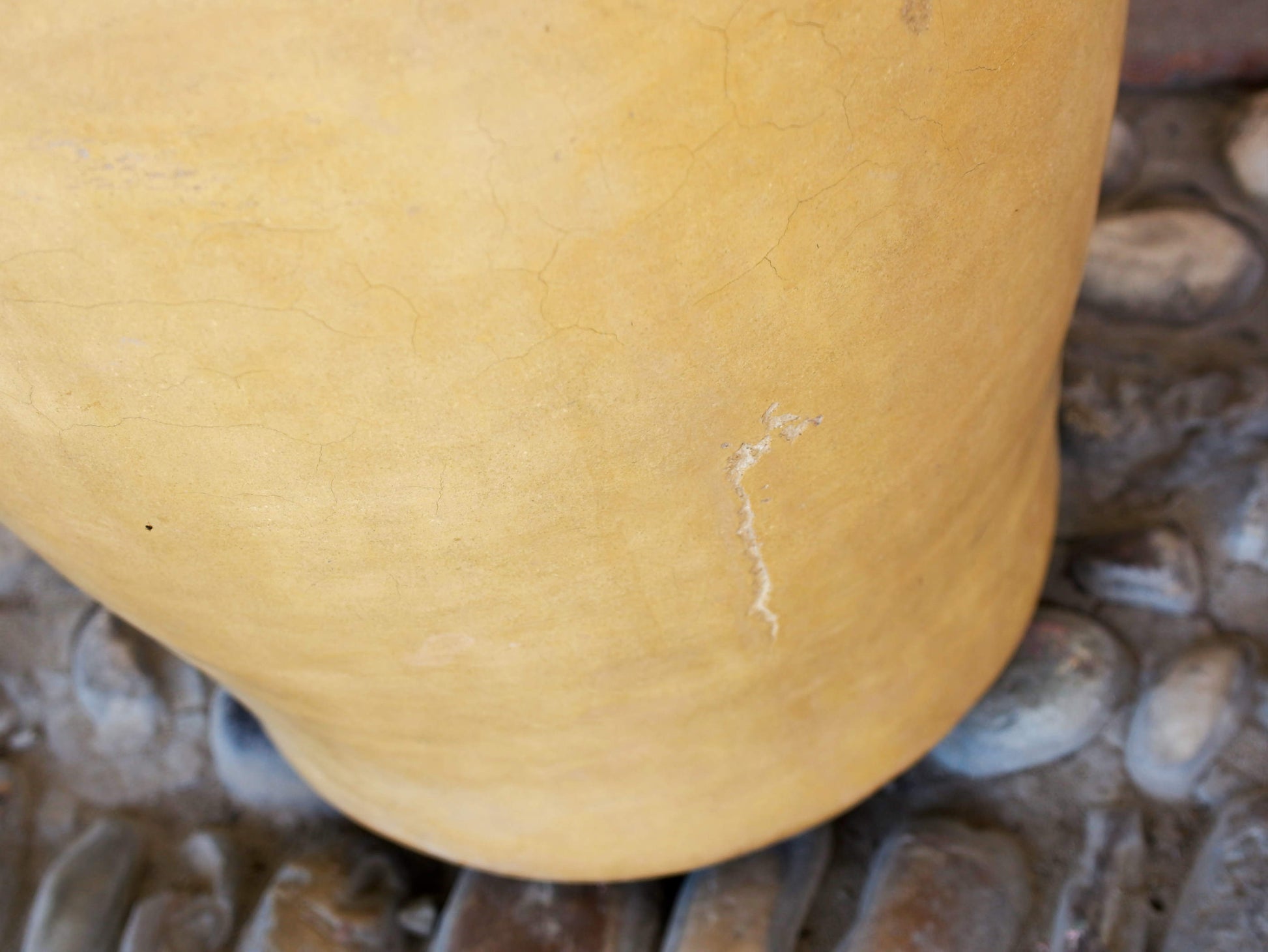 Vaso tadelakt, un intonaco di origine marocchina tipico della città di Marrakech, un metodo completamente ecologico basato sull'utilizzo di calce idrata, sapone nero, pigmenti naturali e cere. Dimensioni Diametro 27 h47cm.   per info ed ulteriori foto info@etniko.it facebook / instagram / pinterest : etnikobycrosato 0039 3338778241