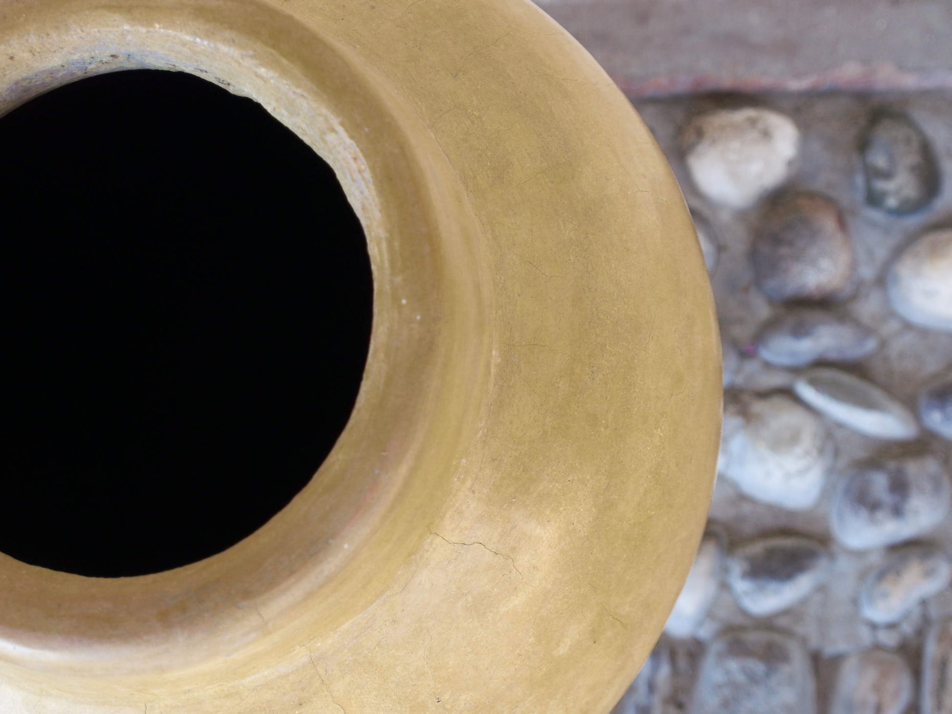 Vaso tadelakt, un intonaco di origine marocchina tipico della città di Marrakech, un metodo completamente ecologico basato sull'utilizzo di calce idrata, sapone nero, pigmenti naturali e cere. Dimensioni Diametro 27 h47cm.   per info ed ulteriori foto info@etniko.it facebook / instagram / pinterest : etnikobycrosato 0039 3338778241