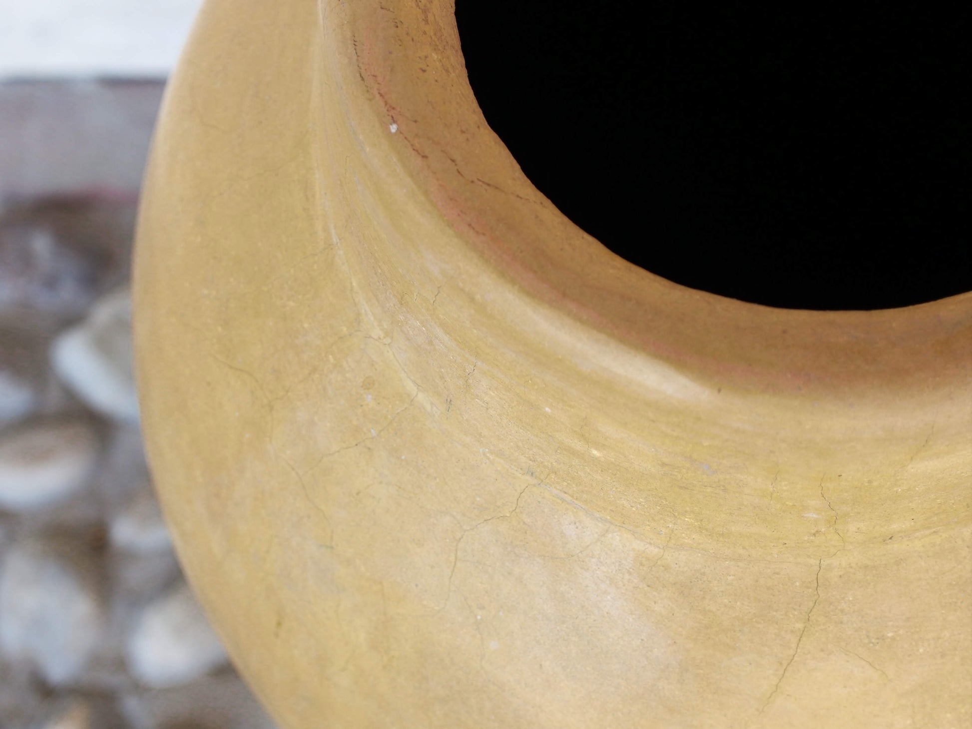 Vaso tadelakt, un intonaco di origine marocchina tipico della città di Marrakech, un metodo completamente ecologico basato sull'utilizzo di calce idrata, sapone nero, pigmenti naturali e cere. Dimensioni Diametro 27 h47cm.   per info ed ulteriori foto info@etniko.it facebook / instagram / pinterest : etnikobycrosato 0039 3338778241