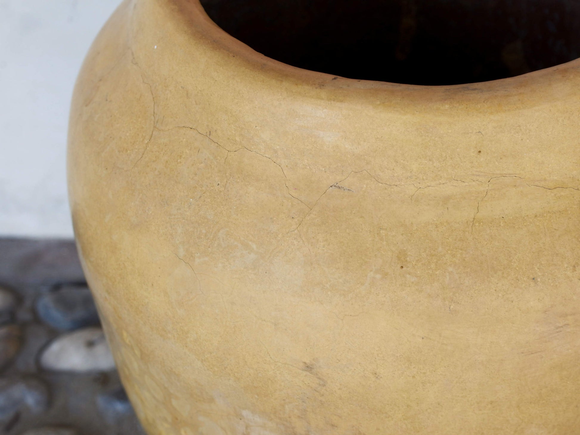 Vaso tadelakt, un intonaco di origine marocchina tipico della città di Marrakech, un metodo completamente ecologico basato sull'utilizzo di calce idrata, sapone nero, pigmenti naturali e cere.Dimensioni Diametro 35 h44cm.   per info ed ulteriori foto info@etniko.it facebook / instagram / pinterest : etnikobycrosato 0039 3338778241