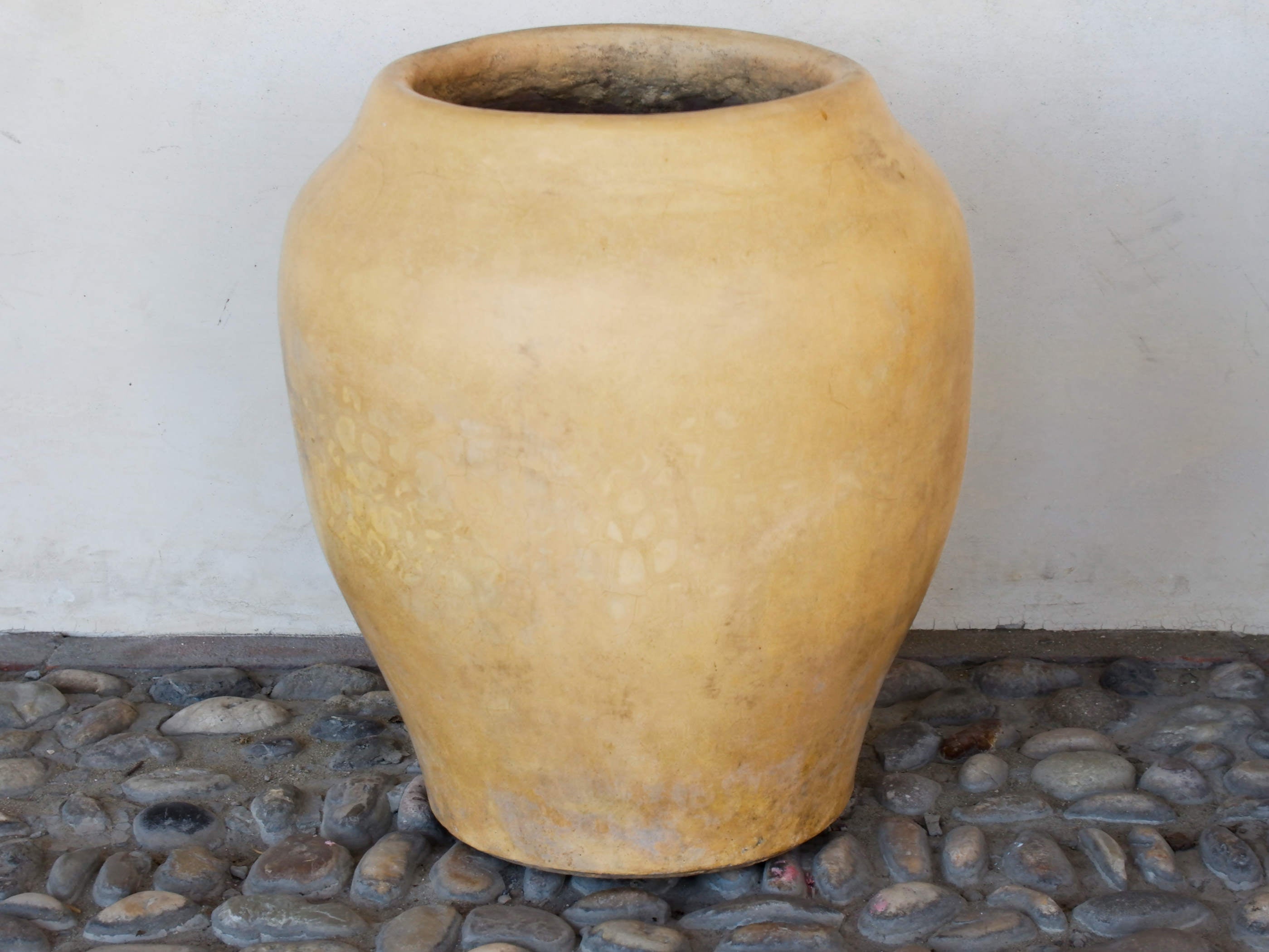 Vaso basso da terra in tadelakt color ocra di Marrakech visto frontalmente