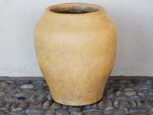 Carica l&#39;immagine nel visualizzatore di Gallery, Vaso tadelakt, un intonaco di origine marocchina tipico della città di Marrakech, un metodo completamente ecologico basato sull&#39;utilizzo di calce idrata, sapone nero, pigmenti naturali e cere.Dimensioni Diametro 35 h44cm.   per info ed ulteriori foto info@etniko.it facebook / instagram / pinterest : etnikobycrosato 0039 3338778241