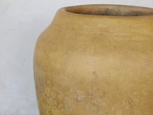 Carica l&#39;immagine nel visualizzatore di Gallery, Vaso tadelakt, un intonaco di origine marocchina tipico della città di Marrakech, un metodo completamente ecologico basato sull&#39;utilizzo di calce idrata, sapone nero, pigmenti naturali e cere.Dimensioni Diametro 35 h44cm.   per info ed ulteriori foto info@etniko.it facebook / instagram / pinterest : etnikobycrosato 0039 3338778241