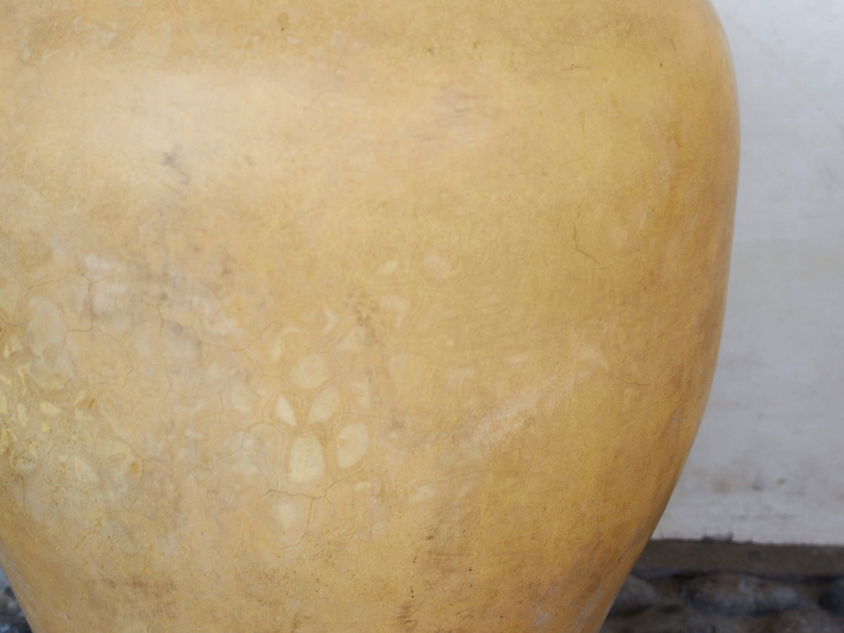 Vaso tadelakt, un intonaco di origine marocchina tipico della città di Marrakech, un metodo completamente ecologico basato sull'utilizzo di calce idrata, sapone nero, pigmenti naturali e cere.Dimensioni Diametro 35 h44cm.   per info ed ulteriori foto info@etniko.it facebook / instagram / pinterest : etnikobycrosato 0039 3338778241