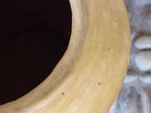 Carica l&#39;immagine nel visualizzatore di Gallery, Vaso tadelakt, un intonaco di origine marocchina tipico della città di Marrakech, un metodo completamente ecologico basato sull&#39;utilizzo di calce idrata, sapone nero, pigmenti naturali e cere.Dimensioni Diametro 35 h44cm.   per info ed ulteriori foto info@etniko.it facebook / instagram / pinterest : etnikobycrosato 0039 3338778241