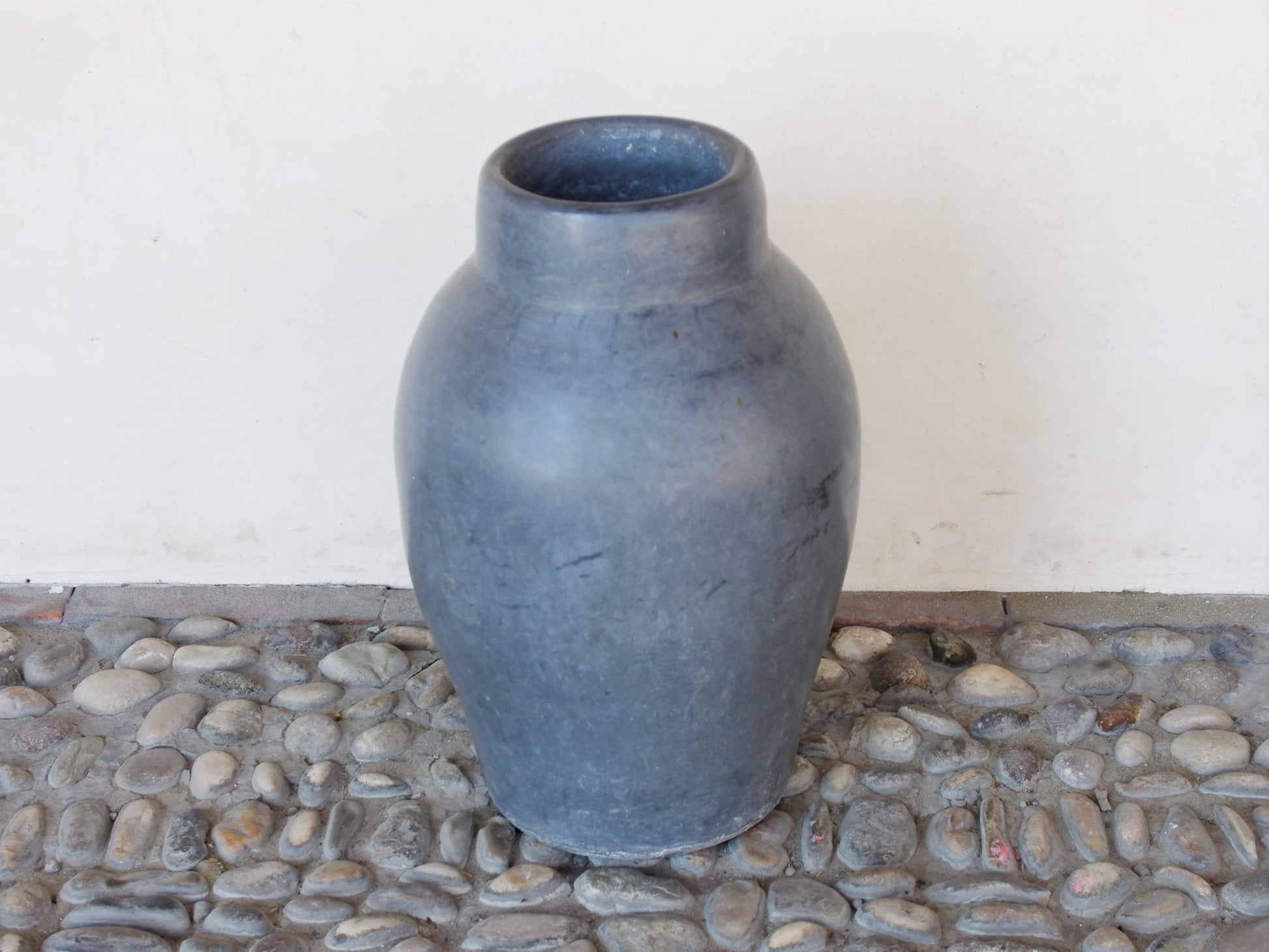 Vaso tadelakt, un intonaco di origine marocchina tipico della città di Marrakech, un metodo completamente ecologico basato sull'utilizzo di calce idrata, sapone nero, pigmenti naturali e cere. Dimensioni Diametro 29 h49cm.   per info ed ulteriori foto info@etniko.it facebook / instagram / pinterest : etnikobycrosato 0039 3338778241