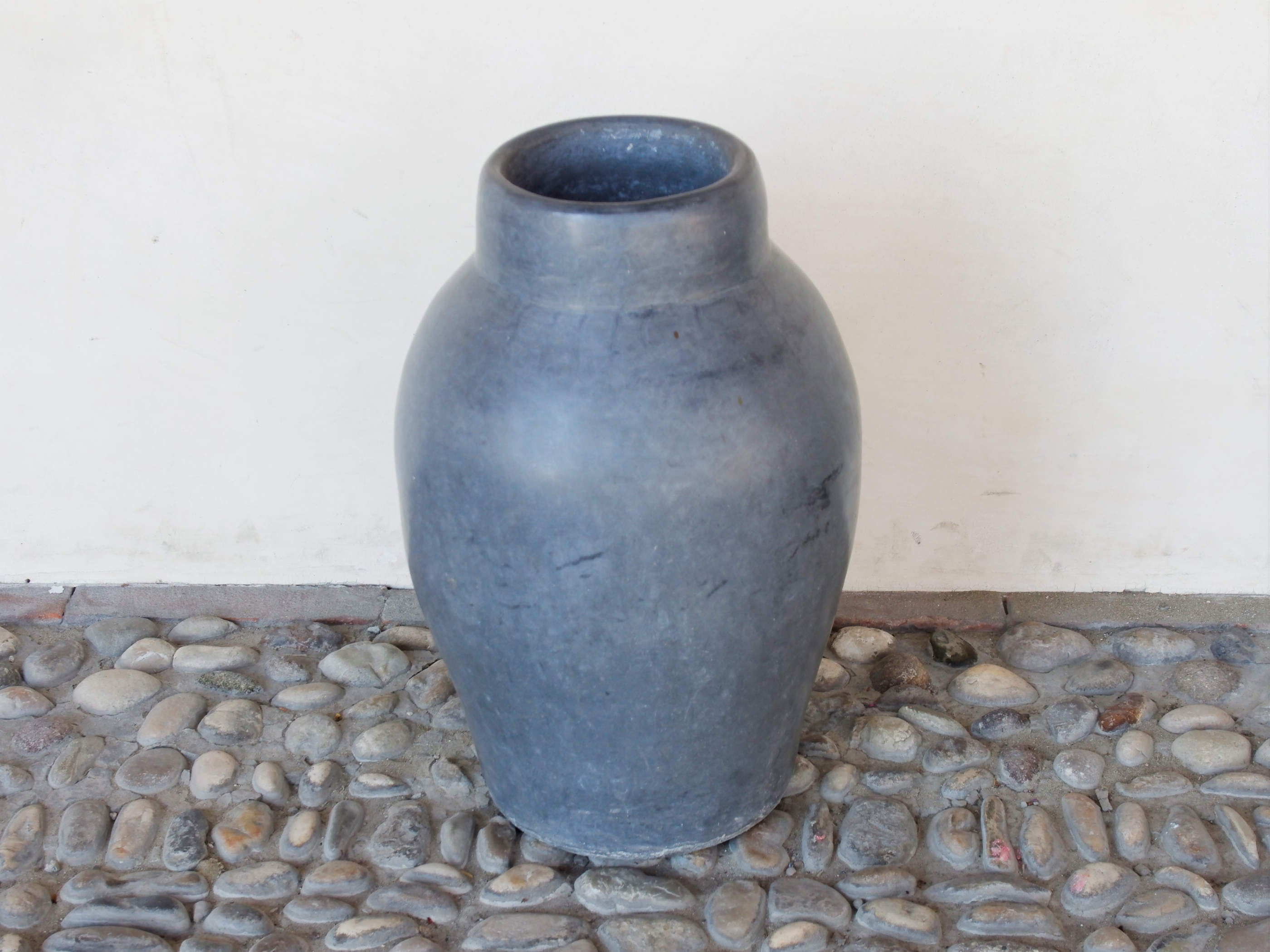 Vaso tadelakt, un intonaco di origine marocchina tipico della città di Marrakech, un metodo completamente ecologico basato sull'utilizzo di calce idrata, sapone nero, pigmenti naturali e cere. Dimensioni Diametro 29 h49cm.   per info ed ulteriori foto info@etniko.it facebook / instagram / pinterest : etnikobycrosato 0039 3338778241