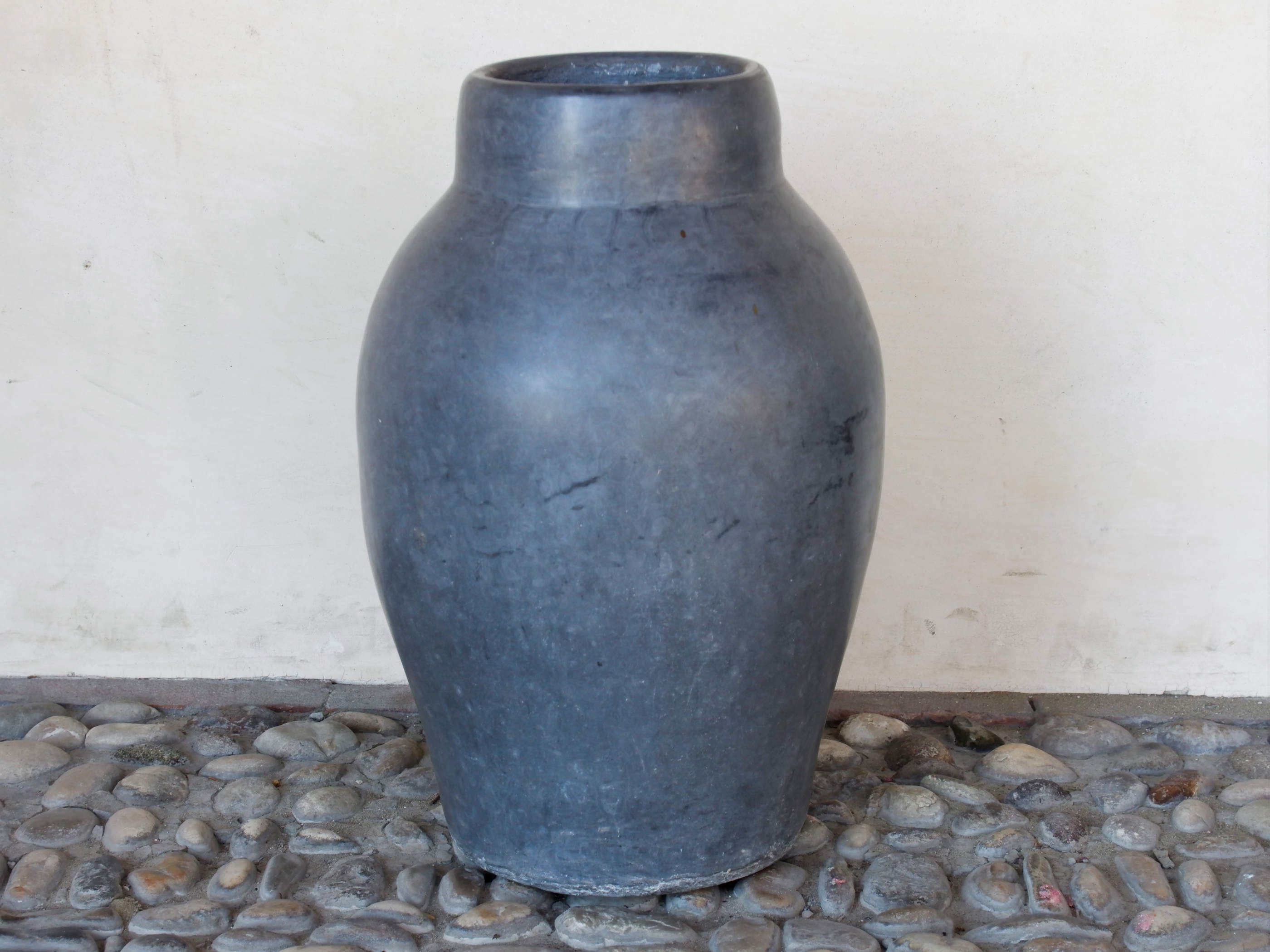 Vaso tadelakt, un intonaco di origine marocchina tipico della città di Marrakech, un metodo completamente ecologico basato sull'utilizzo di calce idrata, sapone nero, pigmenti naturali e cere. Dimensioni Diametro 29 h49cm.   per info ed ulteriori foto info@etniko.it facebook / instagram / pinterest : etnikobycrosato 0039 3338778241