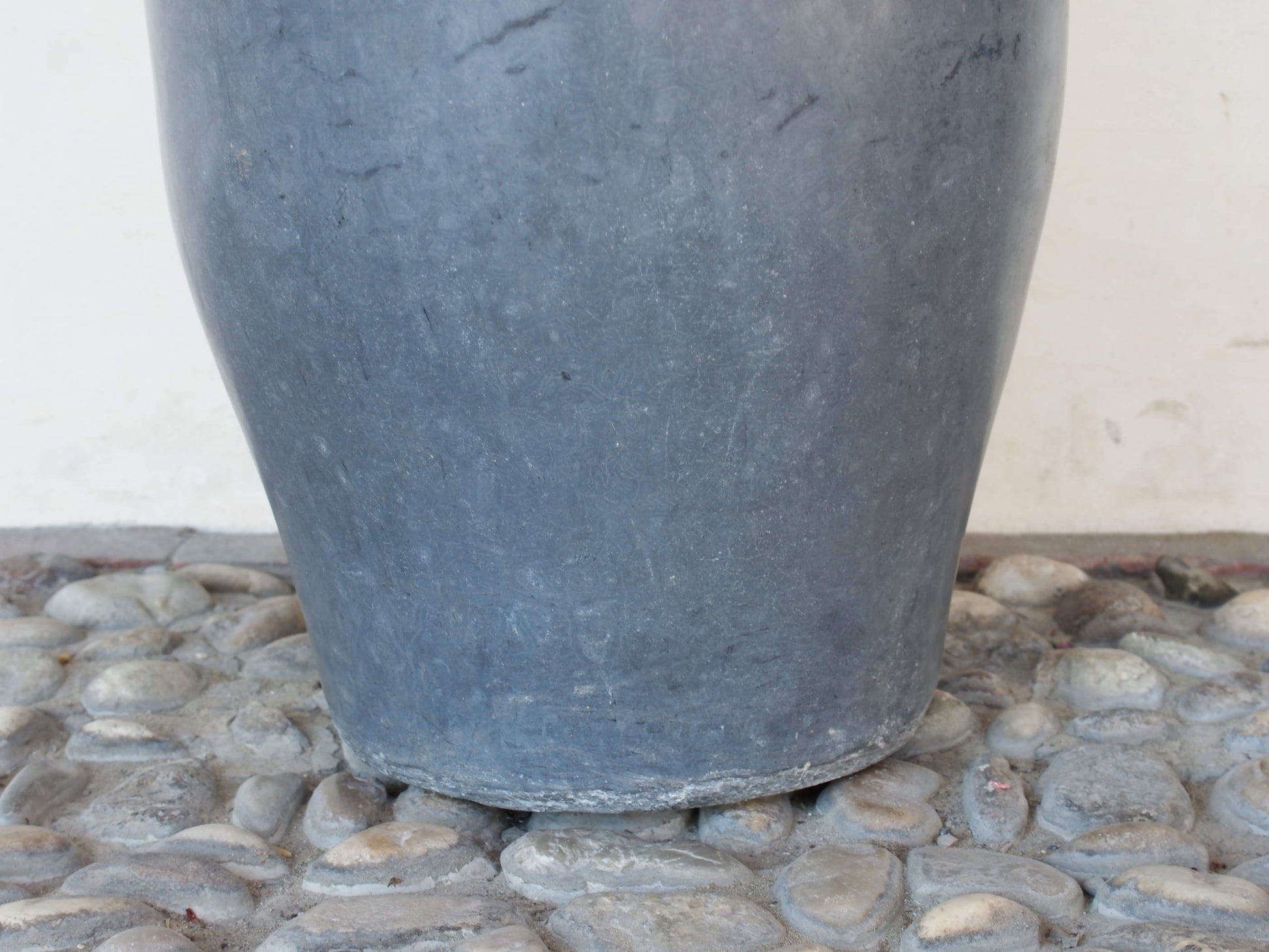 Vaso tadelakt, un intonaco di origine marocchina tipico della città di Marrakech, un metodo completamente ecologico basato sull'utilizzo di calce idrata, sapone nero, pigmenti naturali e cere. Dimensioni Diametro 29 h49cm.   per info ed ulteriori foto info@etniko.it facebook / instagram / pinterest : etnikobycrosato 0039 3338778241