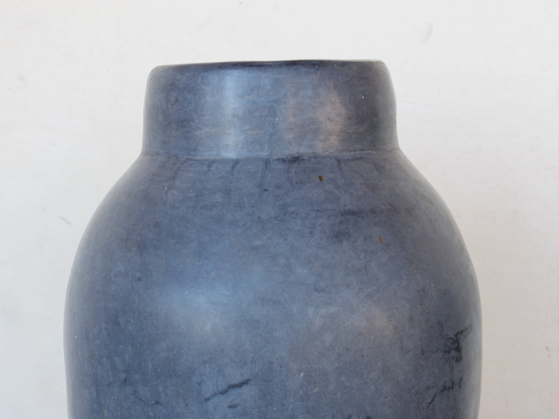 Vaso tadelakt, un intonaco di origine marocchina tipico della città di Marrakech, un metodo completamente ecologico basato sull'utilizzo di calce idrata, sapone nero, pigmenti naturali e cere. Dimensioni Diametro 29 h49cm.   per info ed ulteriori foto info@etniko.it facebook / instagram / pinterest : etnikobycrosato 0039 3338778241