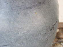 Carica l&#39;immagine nel visualizzatore di Gallery, Vaso tadelakt, un intonaco di origine marocchina tipico della città di Marrakech, un metodo completamente ecologico basato sull&#39;utilizzo di calce idrata, sapone nero, pigmenti naturali e cere. Dimensioni Diametro 29 h49cm.   per info ed ulteriori foto info@etniko.it facebook / instagram / pinterest : etnikobycrosato 0039 3338778241