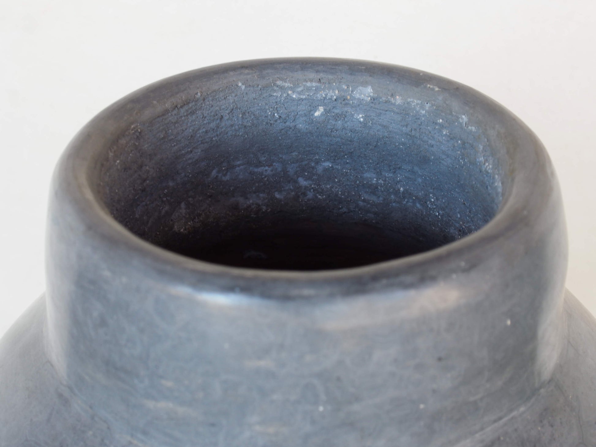 Vaso tadelakt, un intonaco di origine marocchina tipico della città di Marrakech, un metodo completamente ecologico basato sull'utilizzo di calce idrata, sapone nero, pigmenti naturali e cere. Dimensioni Diametro 29 h49cm.   per info ed ulteriori foto info@etniko.it facebook / instagram / pinterest : etnikobycrosato 0039 3338778241