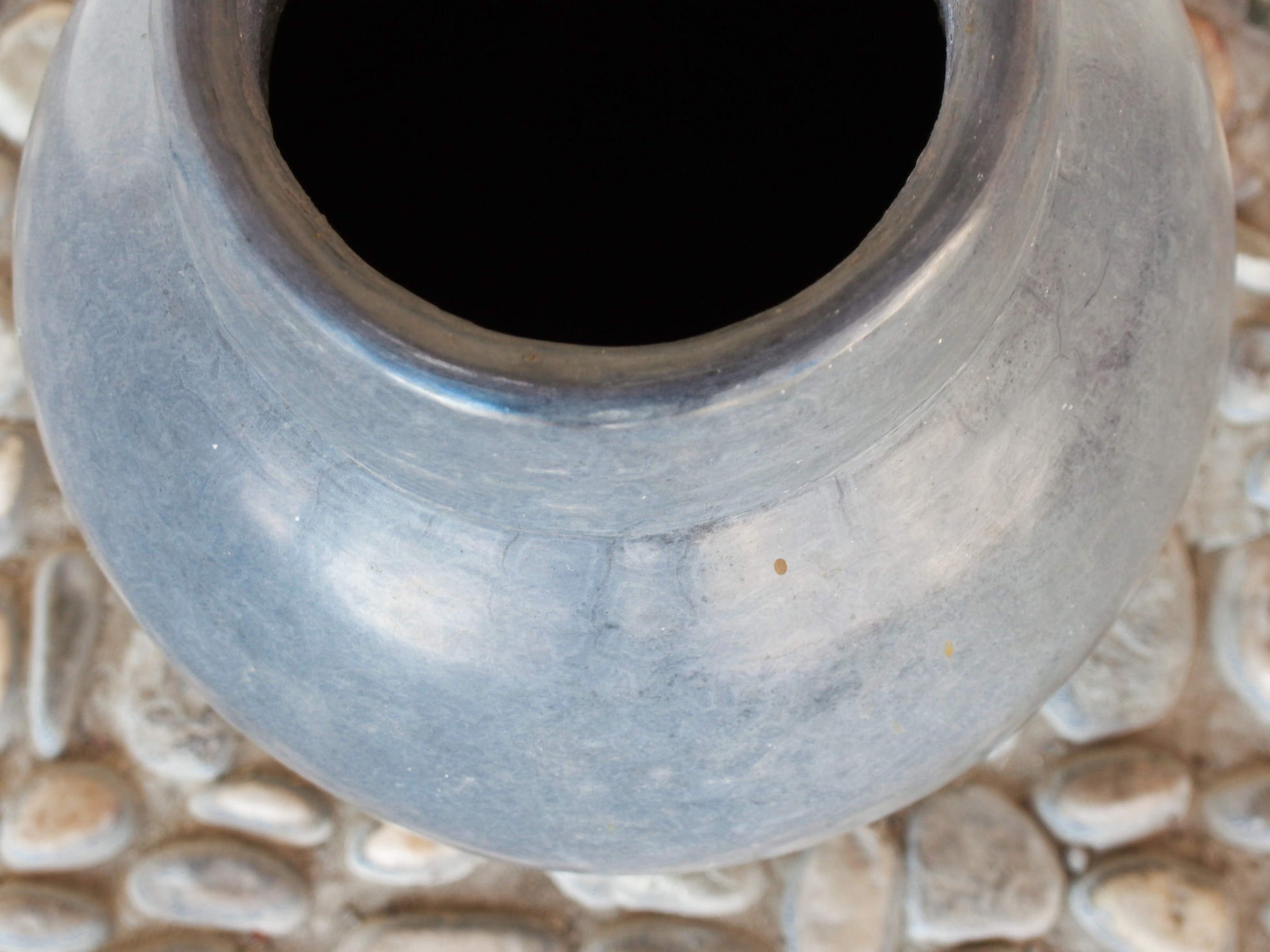 Vaso tadelakt, un intonaco di origine marocchina tipico della città di Marrakech, un metodo completamente ecologico basato sull'utilizzo di calce idrata, sapone nero, pigmenti naturali e cere. Dimensioni Diametro 29 h49cm.   per info ed ulteriori foto info@etniko.it facebook / instagram / pinterest : etnikobycrosato 0039 3338778241