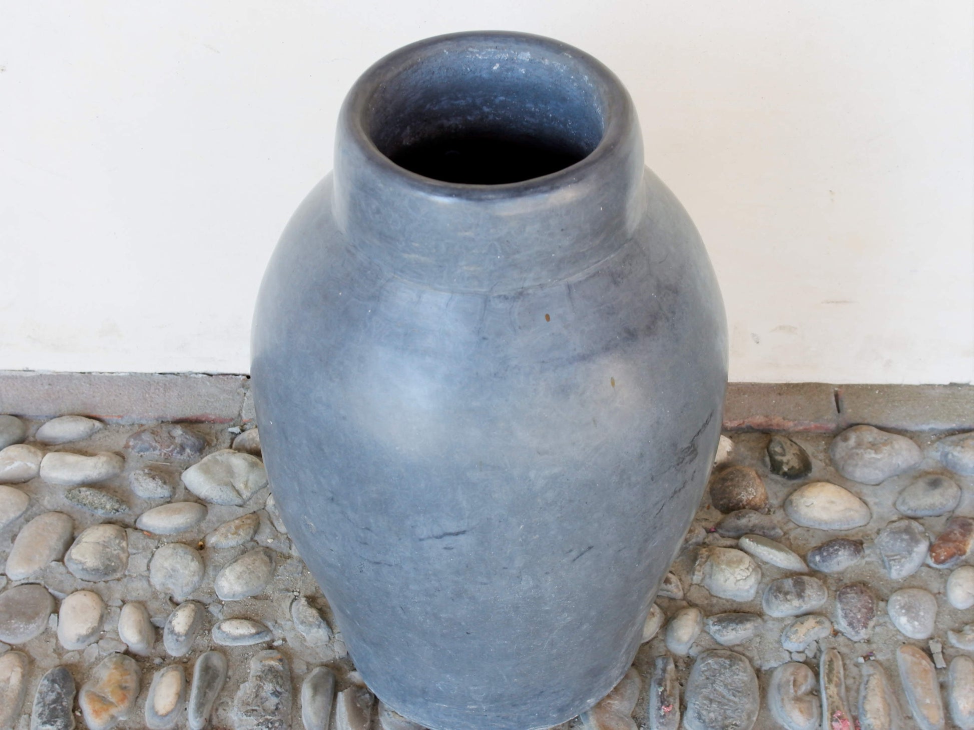 Vaso tadelakt, un intonaco di origine marocchina tipico della città di Marrakech, un metodo completamente ecologico basato sull'utilizzo di calce idrata, sapone nero, pigmenti naturali e cere. Dimensioni Diametro 29 h49cm.   per info ed ulteriori foto info@etniko.it facebook / instagram / pinterest : etnikobycrosato 0039 3338778241