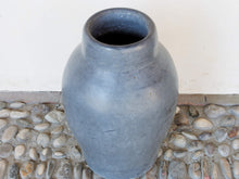 Carica l&#39;immagine nel visualizzatore di Gallery, Vaso tadelakt, un intonaco di origine marocchina tipico della città di Marrakech, un metodo completamente ecologico basato sull&#39;utilizzo di calce idrata, sapone nero, pigmenti naturali e cere. Dimensioni Diametro 29 h49cm.   per info ed ulteriori foto info@etniko.it facebook / instagram / pinterest : etnikobycrosato 0039 3338778241