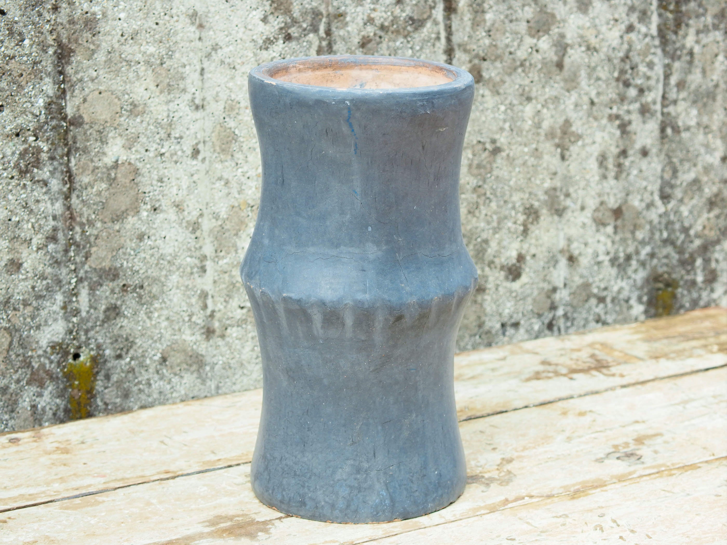 Vaso tadelakt, un intonaco di origine marocchina tipico della città di Marrakech, un metodo completamente ecologico basato sull'utilizzo di calce idrata, sapone nero, pigmenti naturali e cere.Dimensioni Diametro 17 h32cm.
