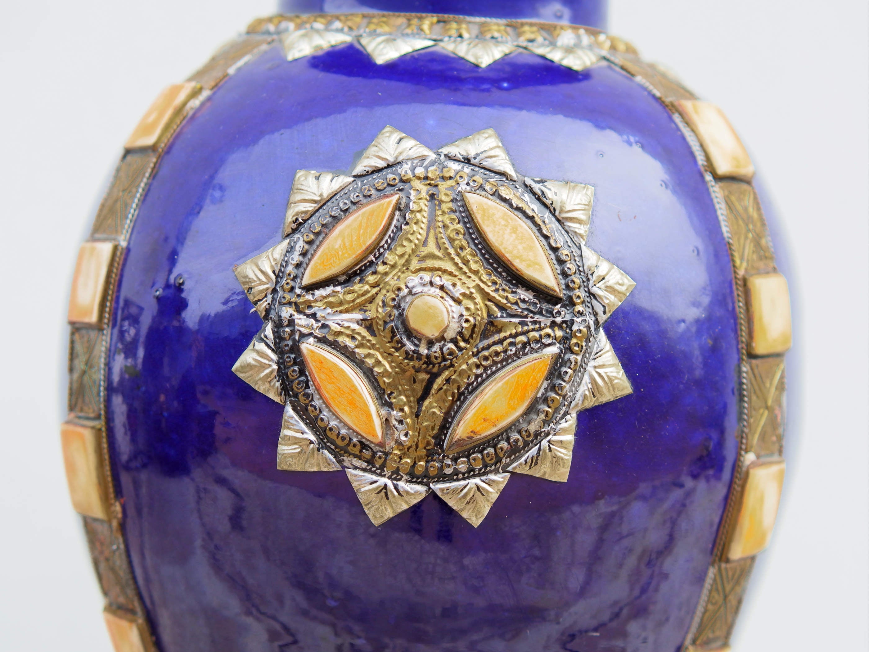 Vaso Marocco, Lavorato, Dipinto E Decorato In Terracotta Di Fes. La Terracotta In Questa Particolare Lavorazione Viene Impastata, Decorata, Cotta, Smaltata E Nuovamente Cotta Nel Forno A Legna (Non Nel Forno A Gas Che Rende Lo Smalto Omogeneo E Senza L'Effetto Delle Crepe). Decorato Con Intarsi In Argentone E Osso. Pezzo Unico.  Dimensioni Diametro 23 h37cm.