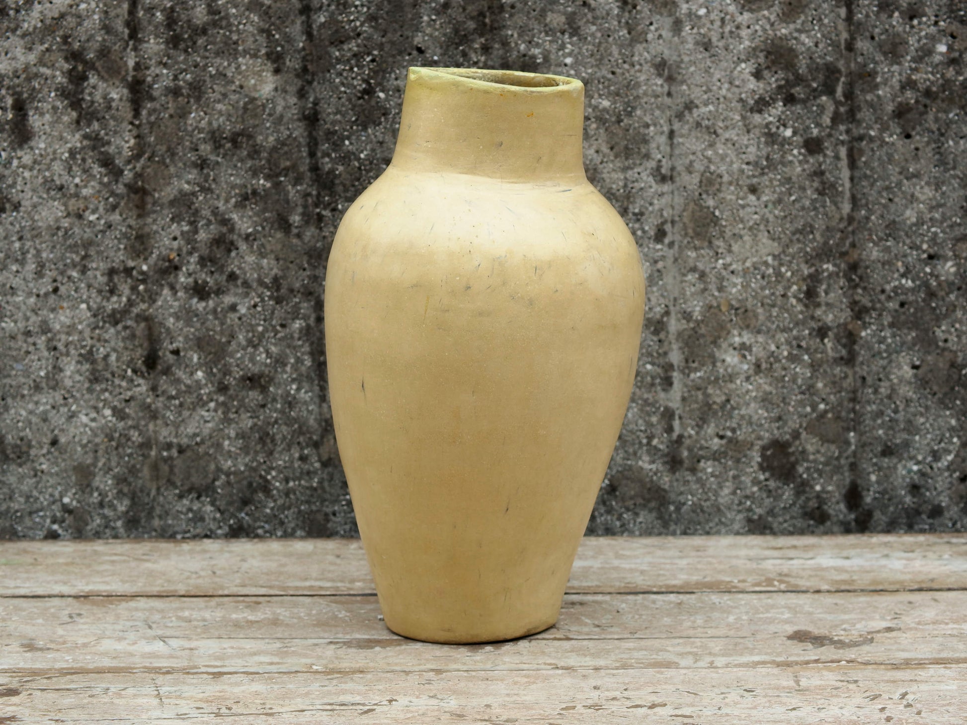 Vaso tadelakt, un intonaco di origine marocchina tipico della città di Marrakech, un metodo completamente ecologico basato sull'utilizzo di calce idrata, sapone nero, pigmenti naturali e cere. Dimensioni Diametro 18 h33cm.