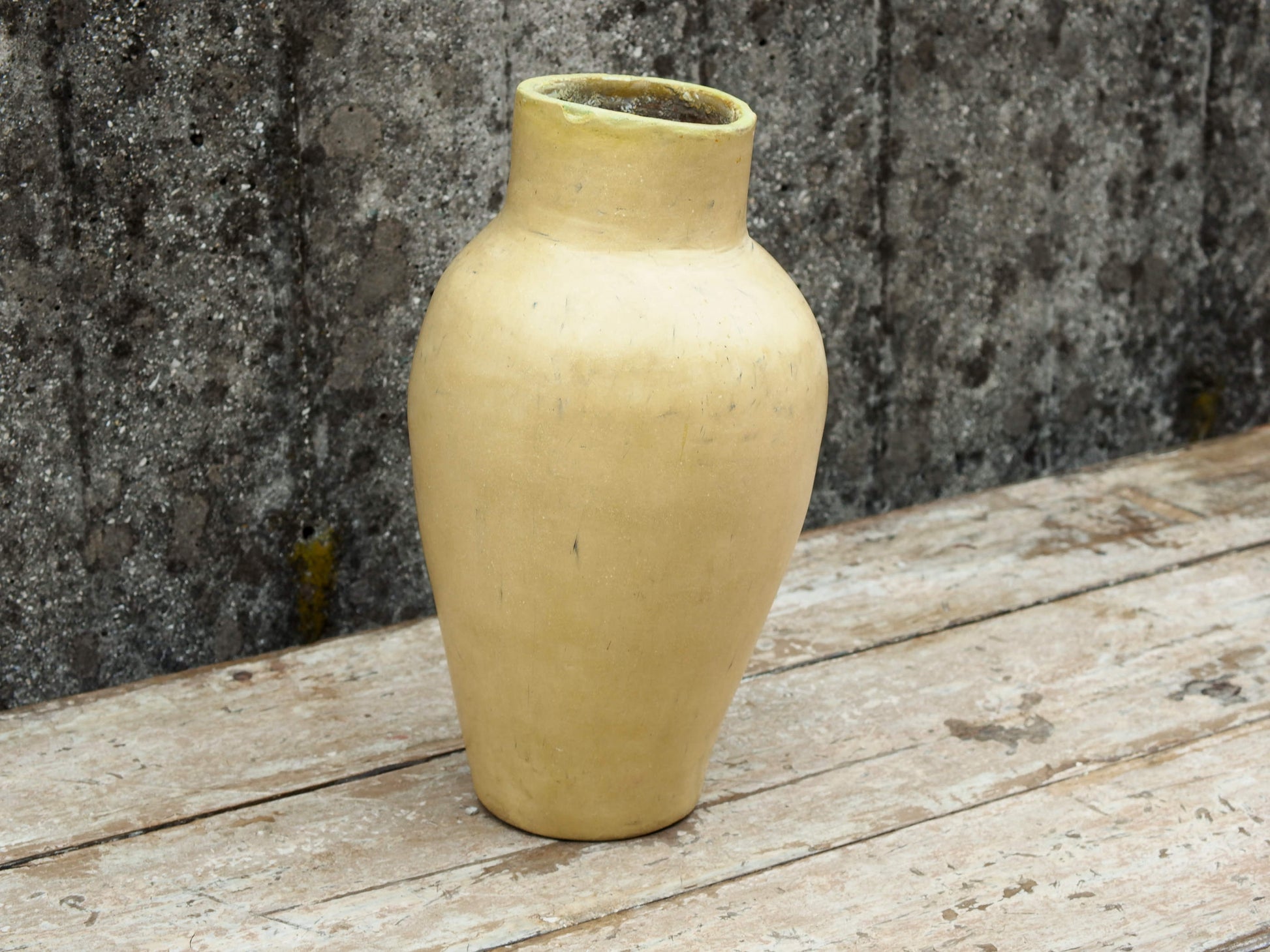 Vaso tadelakt, un intonaco di origine marocchina tipico della città di Marrakech, un metodo completamente ecologico basato sull'utilizzo di calce idrata, sapone nero, pigmenti naturali e cere. Dimensioni Diametro 18 h33cm.