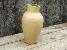Carica l&#39;immagine nel visualizzatore di Gallery, Vaso tadelakt, un intonaco di origine marocchina tipico della città di Marrakech, un metodo completamente ecologico basato sull&#39;utilizzo di calce idrata, sapone nero, pigmenti naturali e cere. Dimensioni Diametro 18 h33cm.