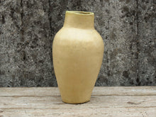 Carica l&#39;immagine nel visualizzatore di Gallery, Vaso tadelakt, un intonaco di origine marocchina tipico della città di Marrakech, un metodo completamente ecologico basato sull&#39;utilizzo di calce idrata, sapone nero, pigmenti naturali e cere. Dimensioni Diametro 18 h33cm.