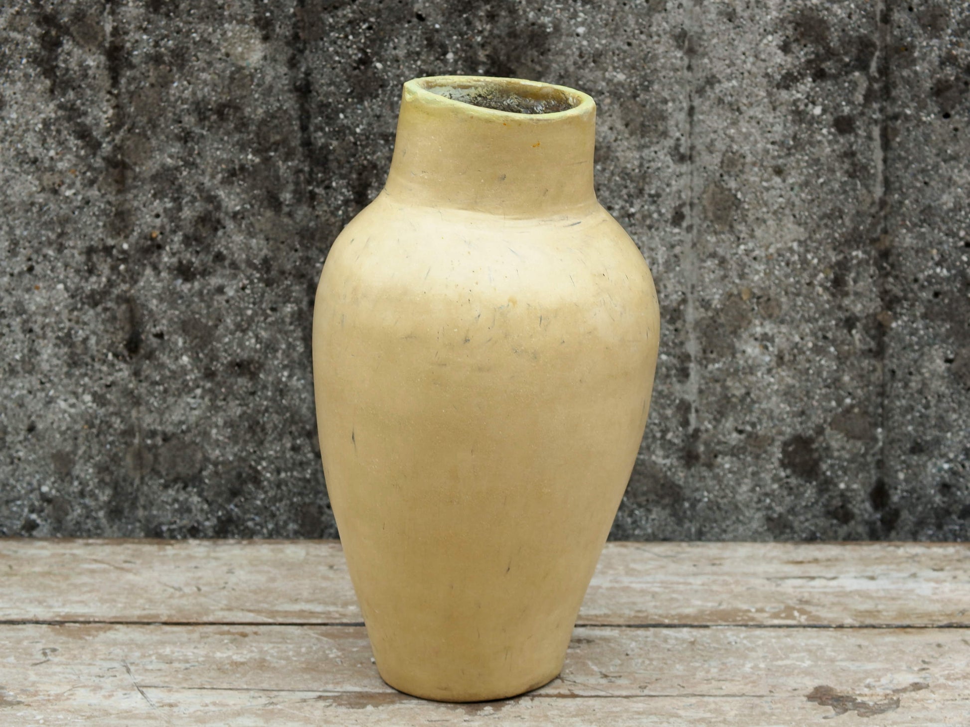 Vaso tadelakt, un intonaco di origine marocchina tipico della città di Marrakech, un metodo completamente ecologico basato sull'utilizzo di calce idrata, sapone nero, pigmenti naturali e cere. Dimensioni Diametro 18 h33cm.