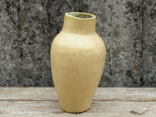 Carica l&#39;immagine nel visualizzatore di Gallery, Vaso tadelakt, un intonaco di origine marocchina tipico della città di Marrakech, un metodo completamente ecologico basato sull&#39;utilizzo di calce idrata, sapone nero, pigmenti naturali e cere. Dimensioni Diametro 18 h33cm.
