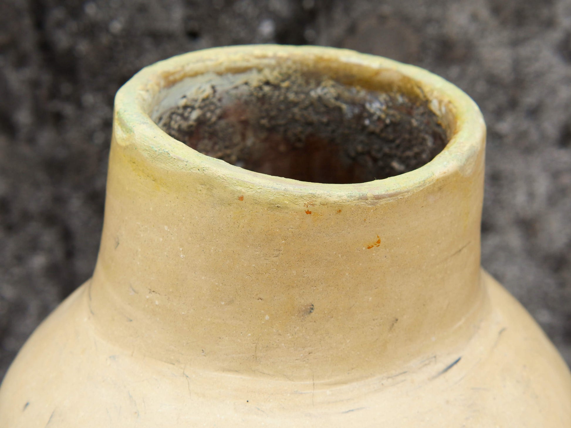 Vaso tadelakt, un intonaco di origine marocchina tipico della città di Marrakech, un metodo completamente ecologico basato sull'utilizzo di calce idrata, sapone nero, pigmenti naturali e cere. Dimensioni Diametro 18 h33cm.